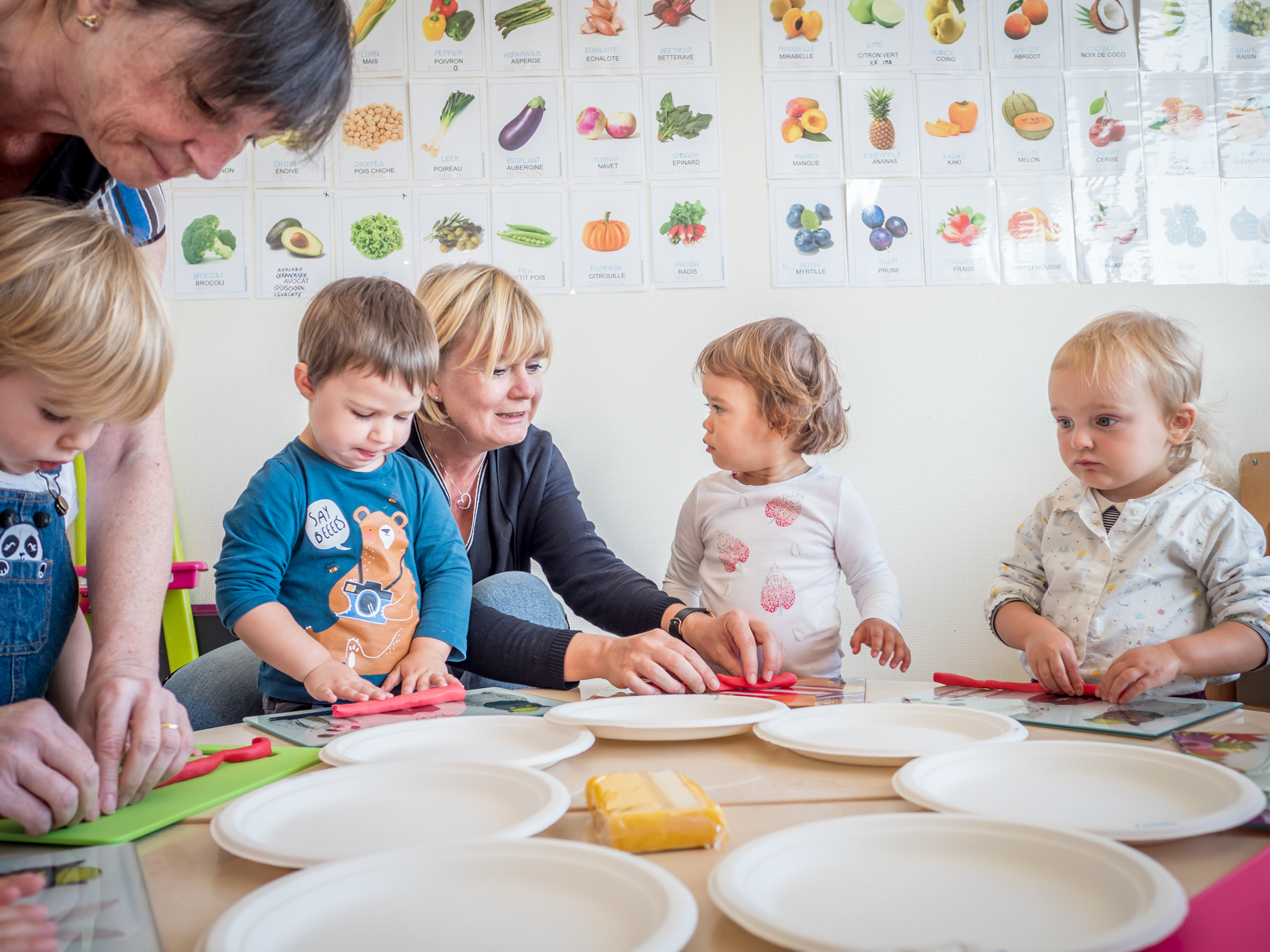 Atelier cuisine avec une professionnelle et une intervenante extérieure. Un groupe de 6 enfants découvrent la pâte d’amande et ses similitudes avec la pâte à modeler.