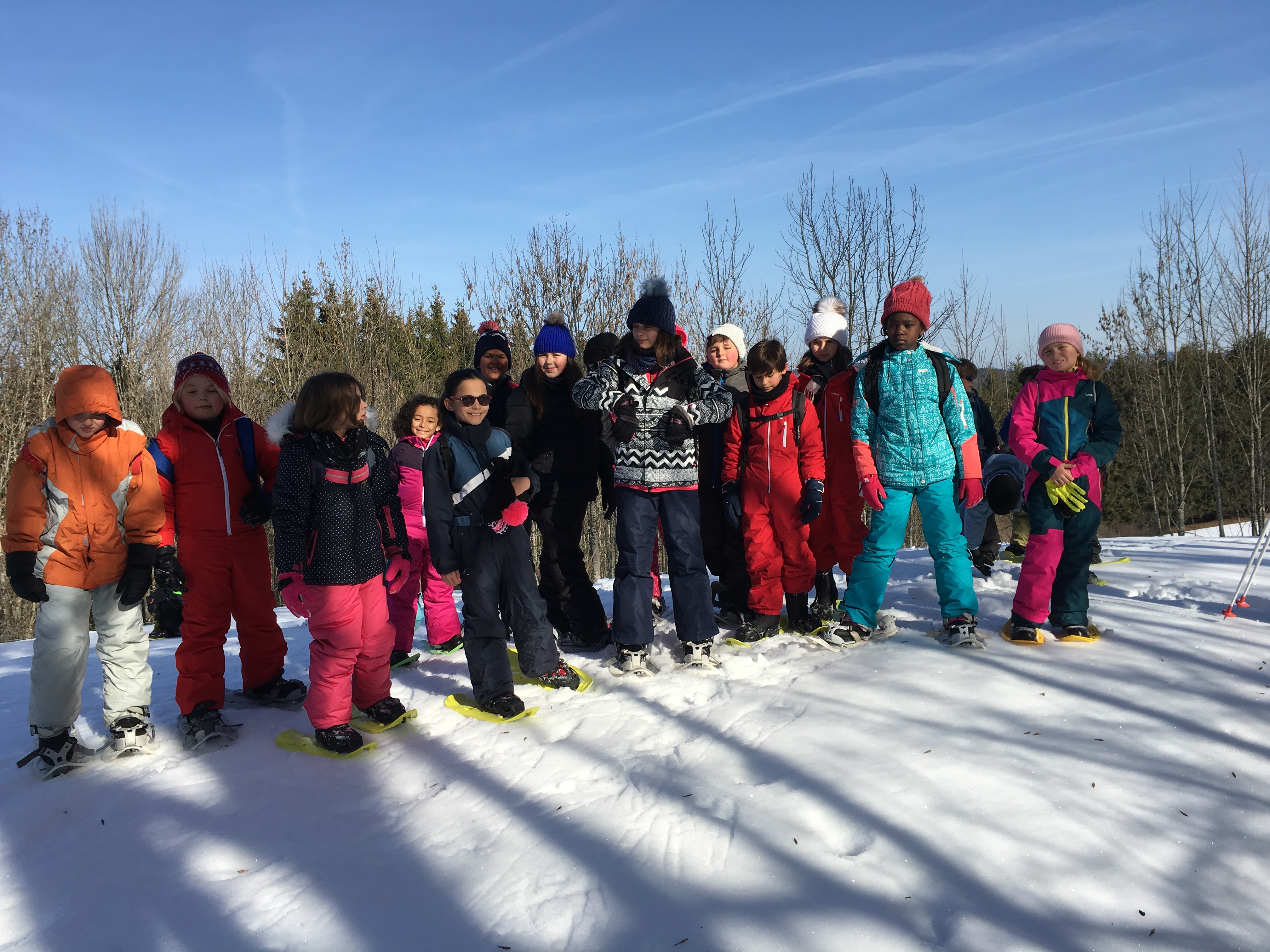 Un groupe d&#039;enfant en extérieur dans la neige