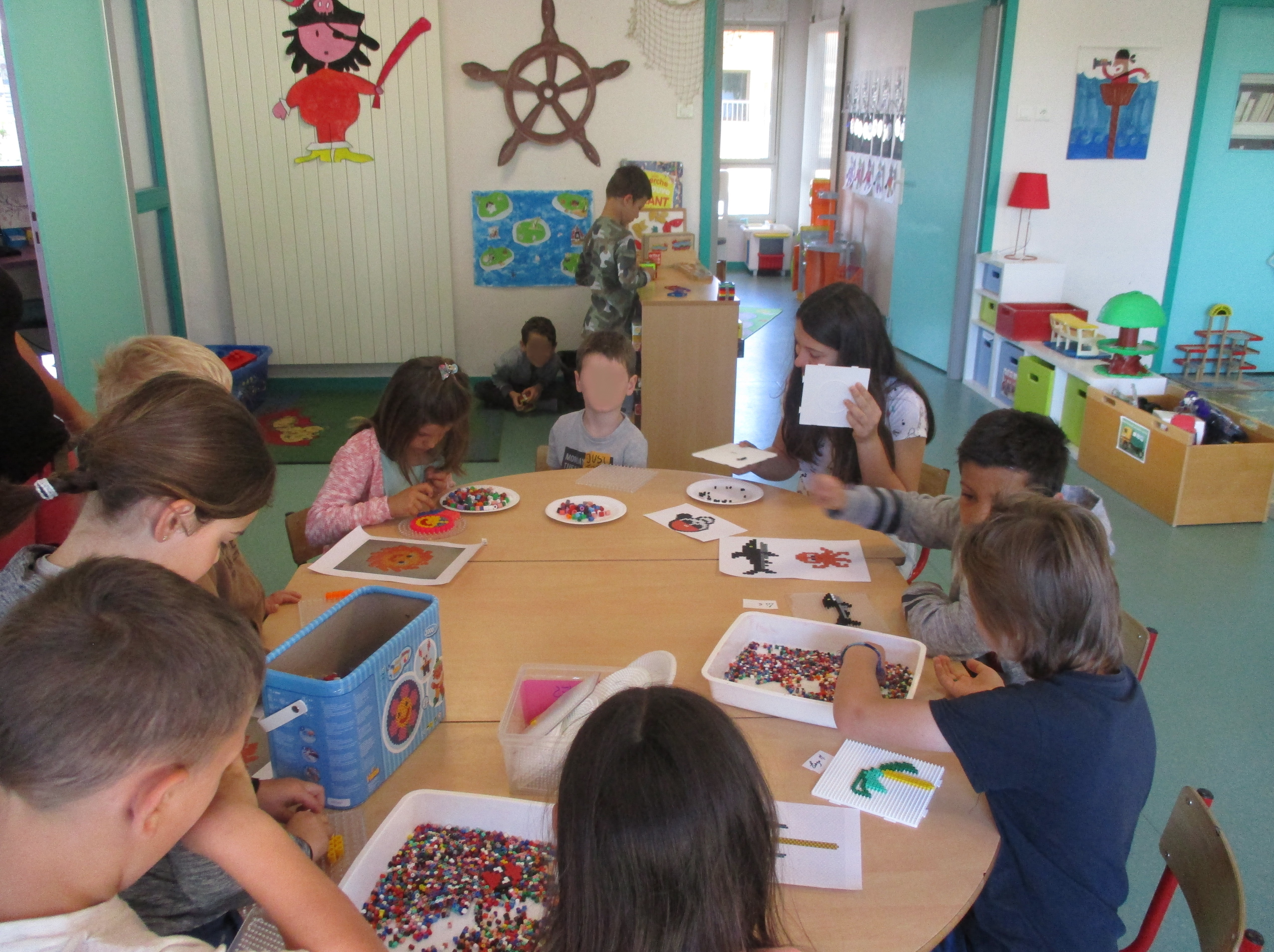 Enfants autour d&#039;une table en pleine activité