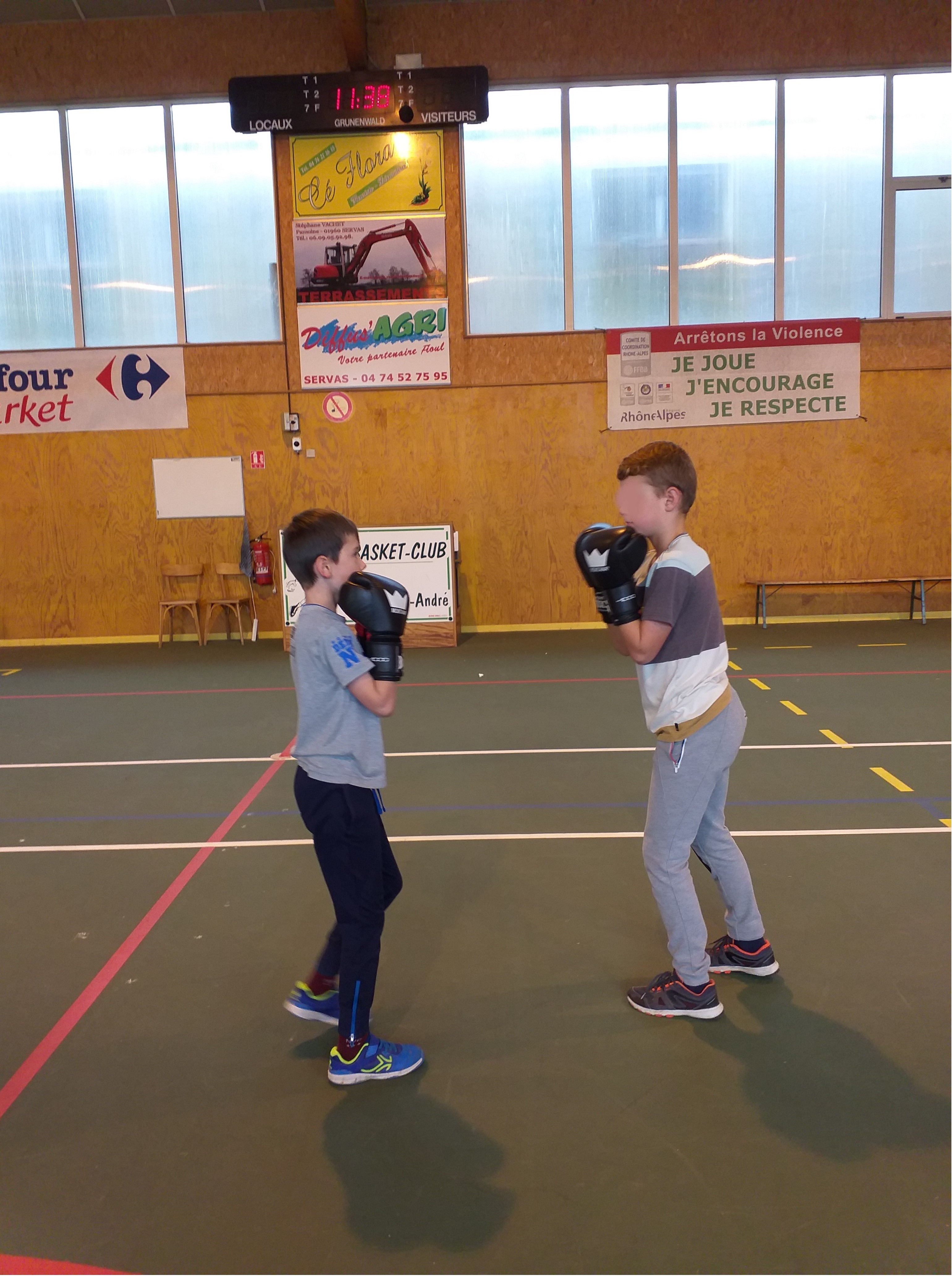 Deux enfants qui font de la boxe