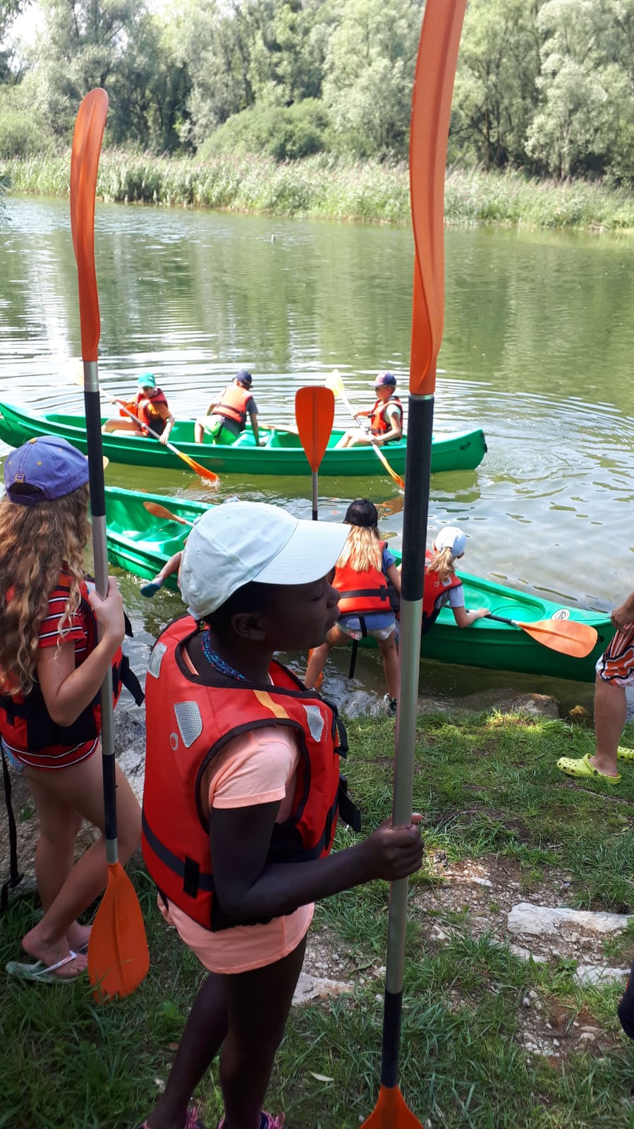 Groupe d&#039;enfants en canoë