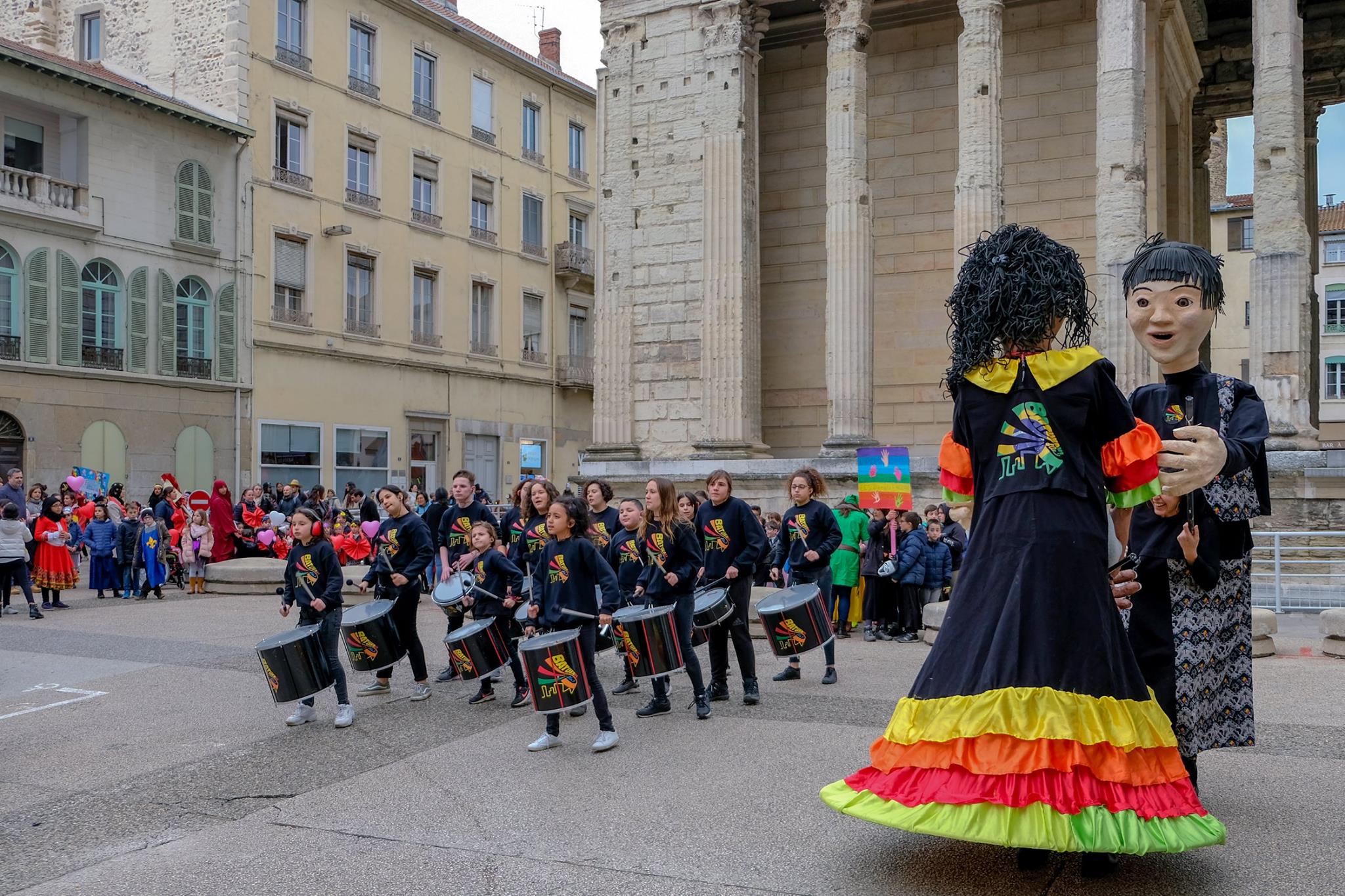 Image du groupe d’enfants lors du carnaval à Vienne