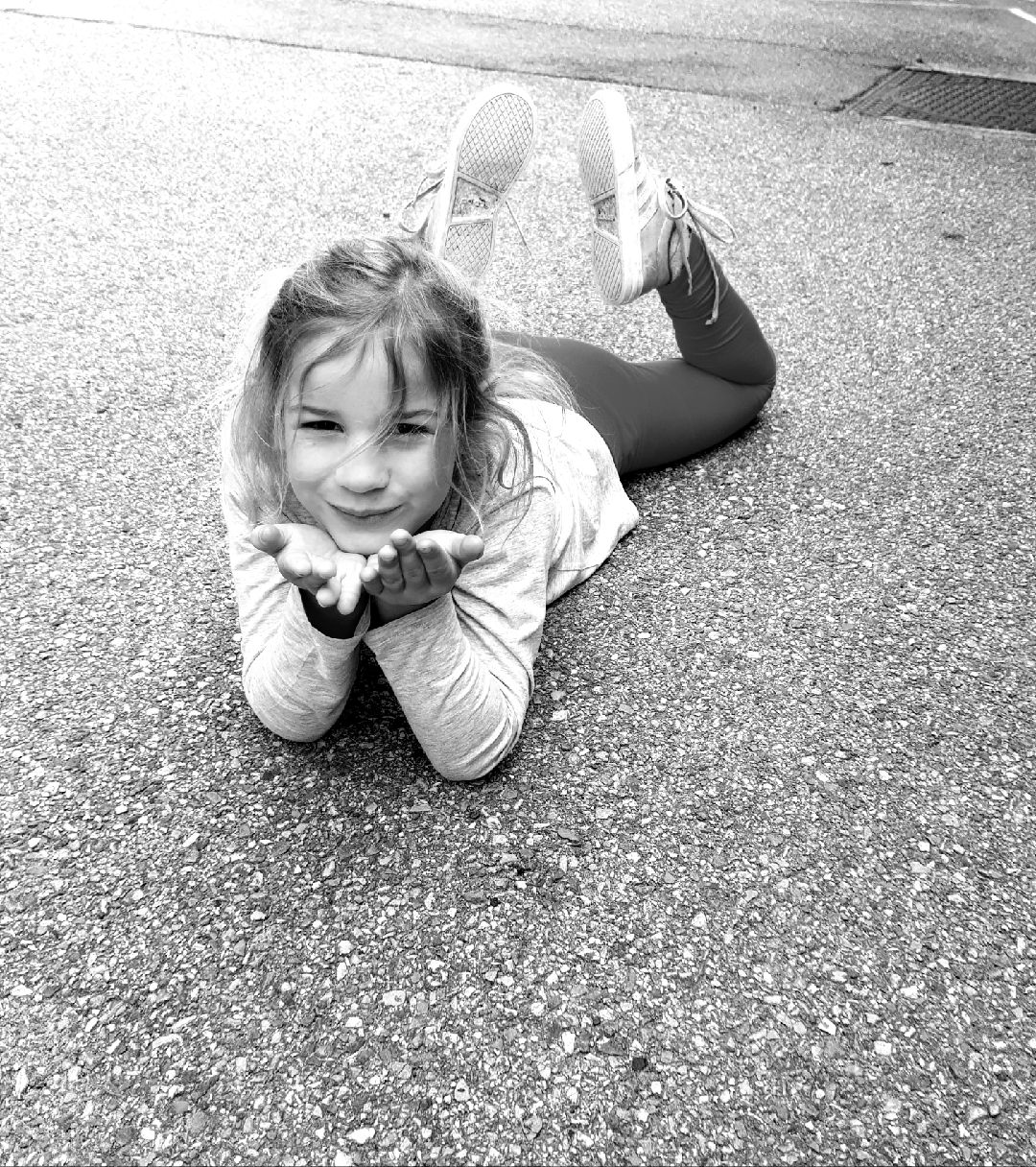 Photo d’enfants dans la cour de l’école lors d’un projet intitulé : « les enfants et le noir et blanc »