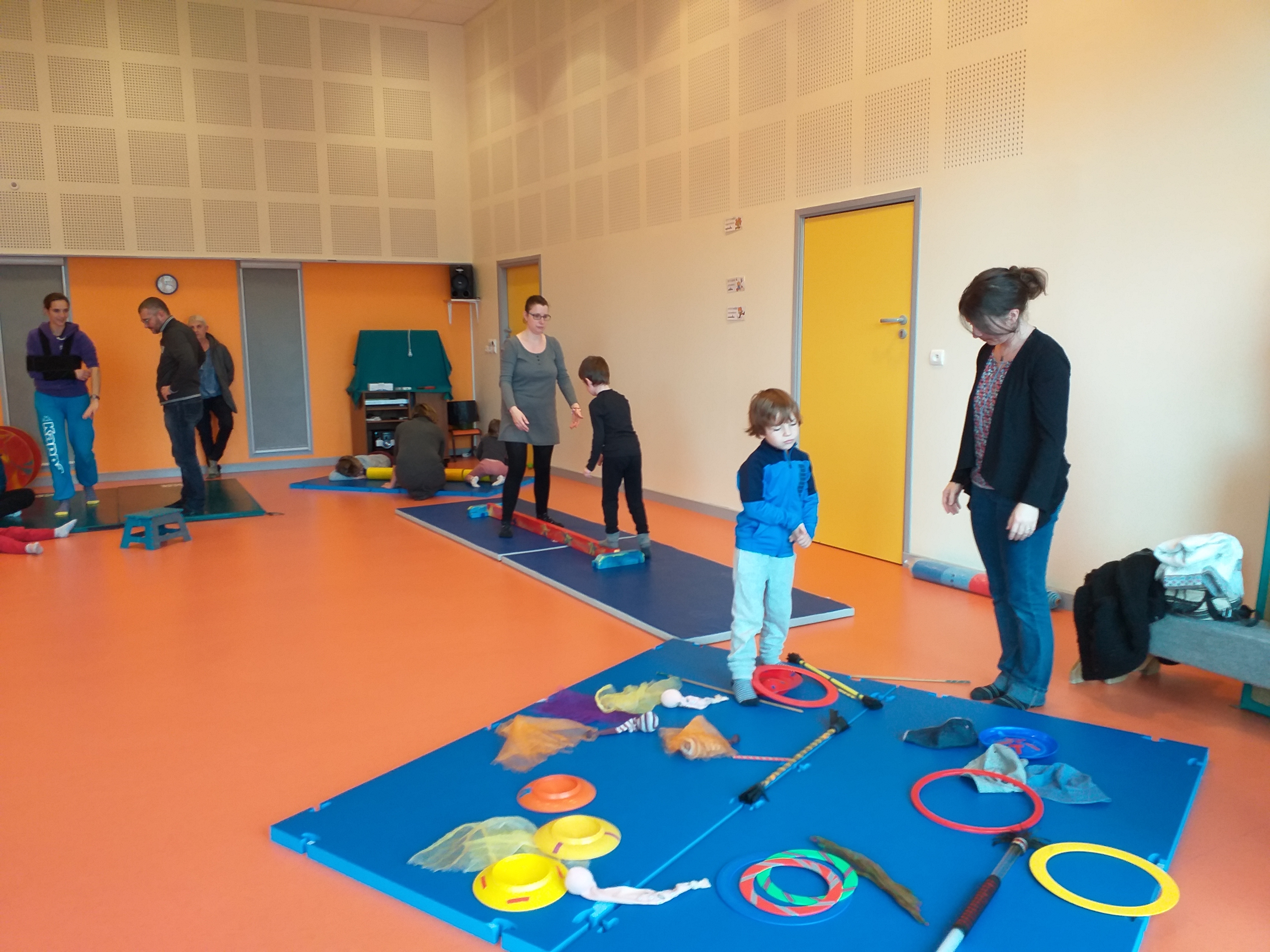 Des enfants en activité cirque avec du matériel