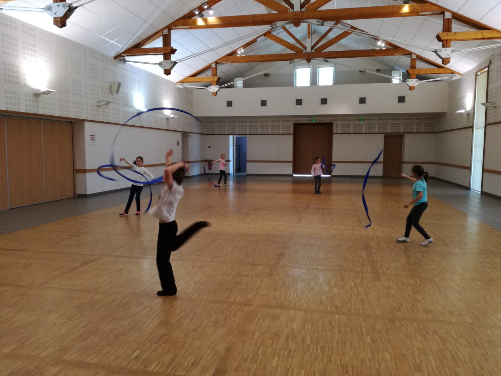 Un groupe d&#039;enfants en train de danser avec des rubans