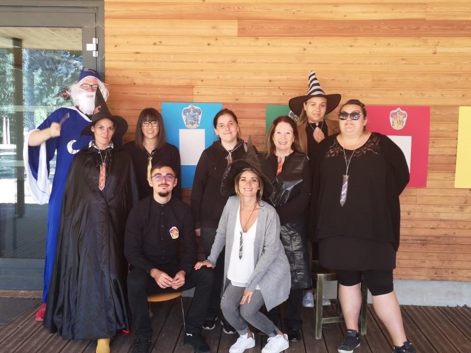 Les membres de l&#039;équipe de l&#039;accueil de loisirs de Chasselay déguisés sur le thème de Harry Potter