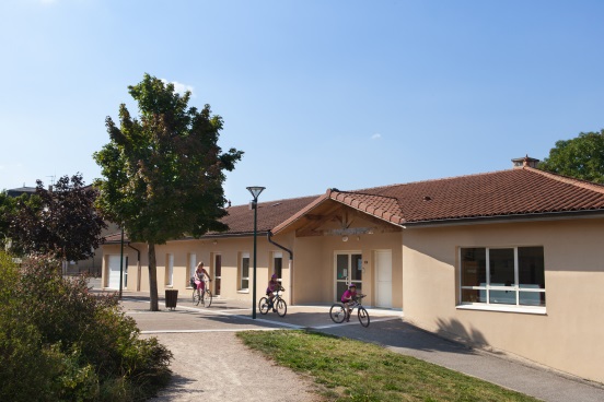 Façade de l&#039;accueil de loisirs en extérieur