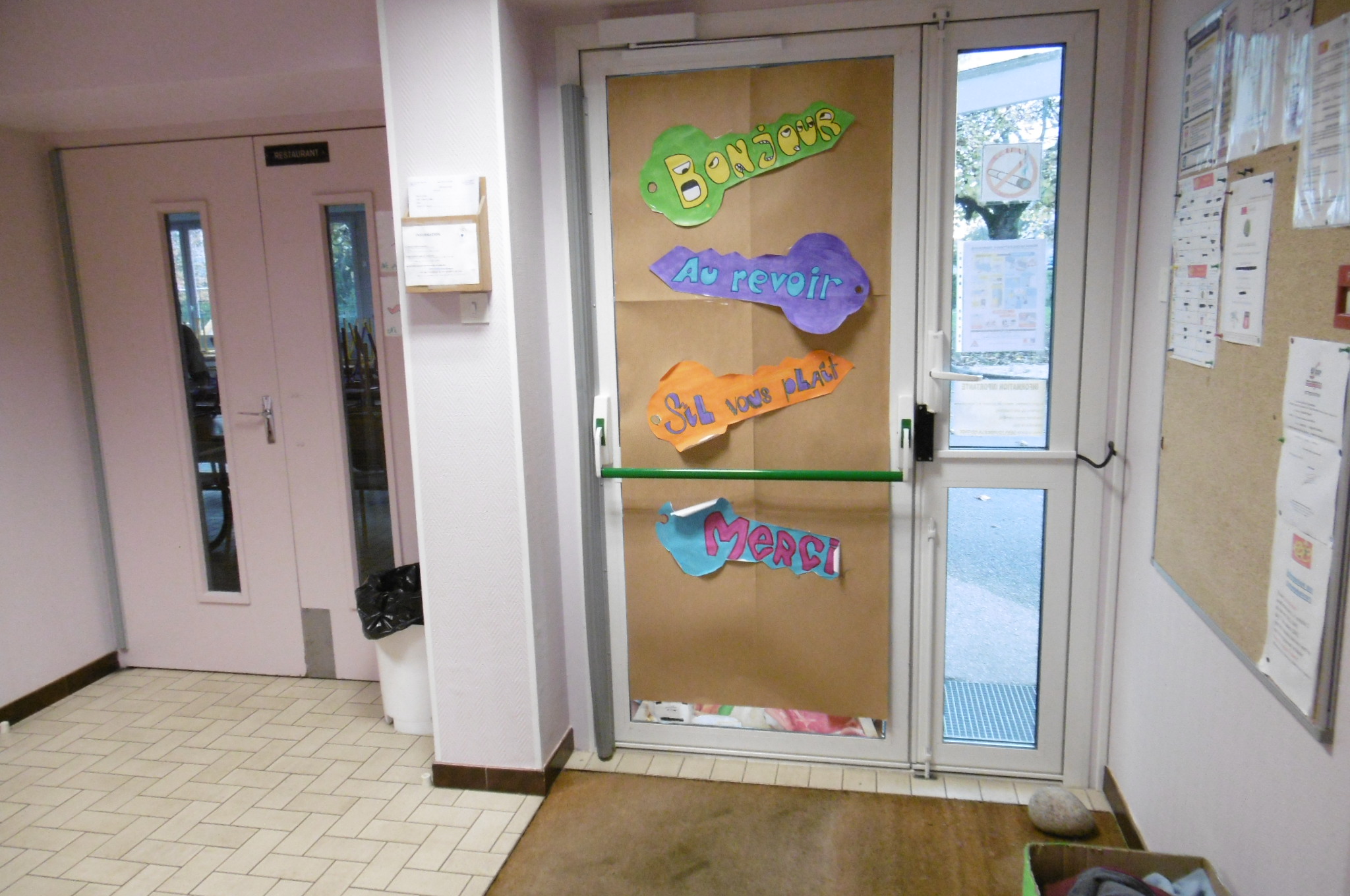 Hall d’entrée mitoyen avec l’entrée du restaurant scolaire