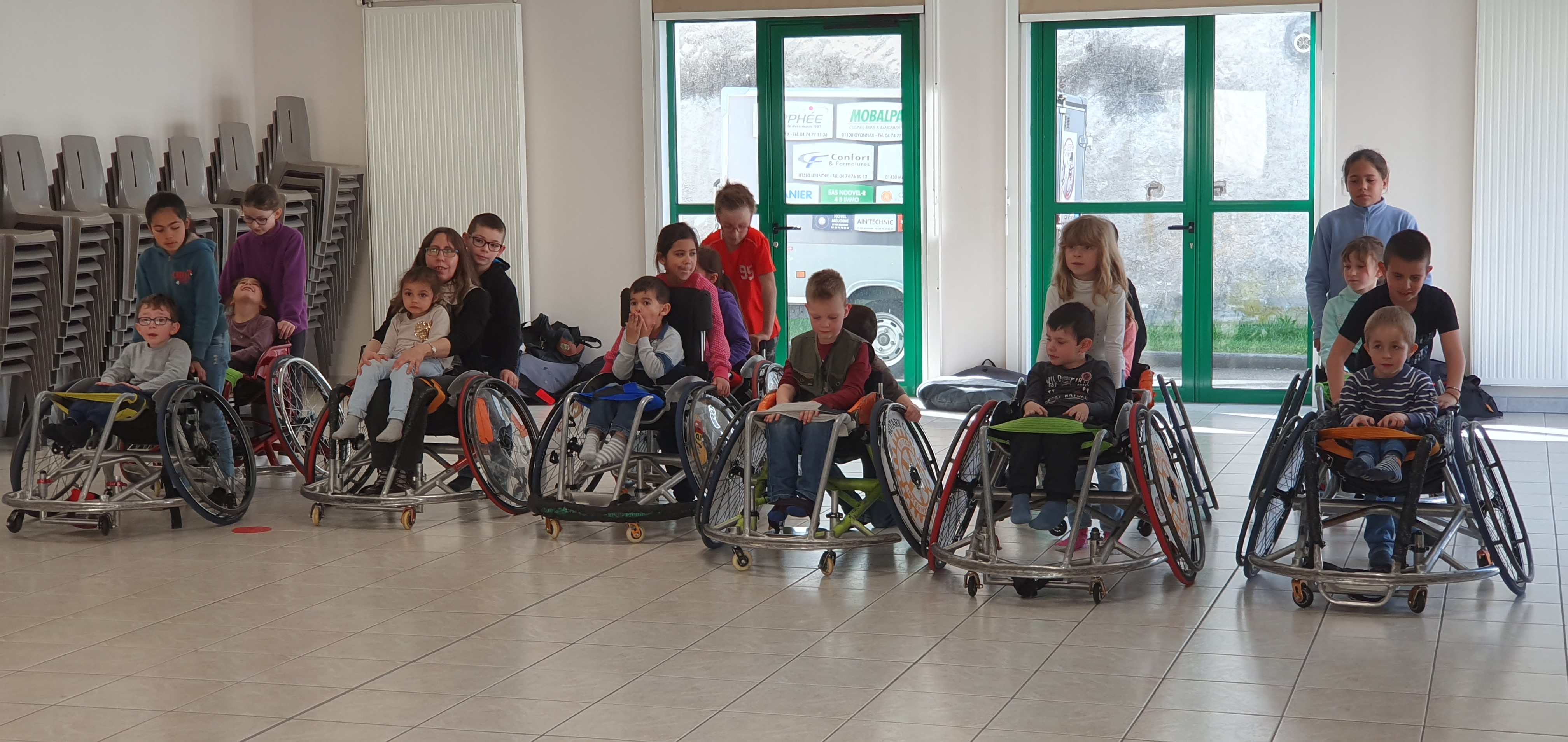 C’est un groupe d’enfants qui lors d’une animation autour du handicap s’essaye à la pratique du rugby fauteuil 