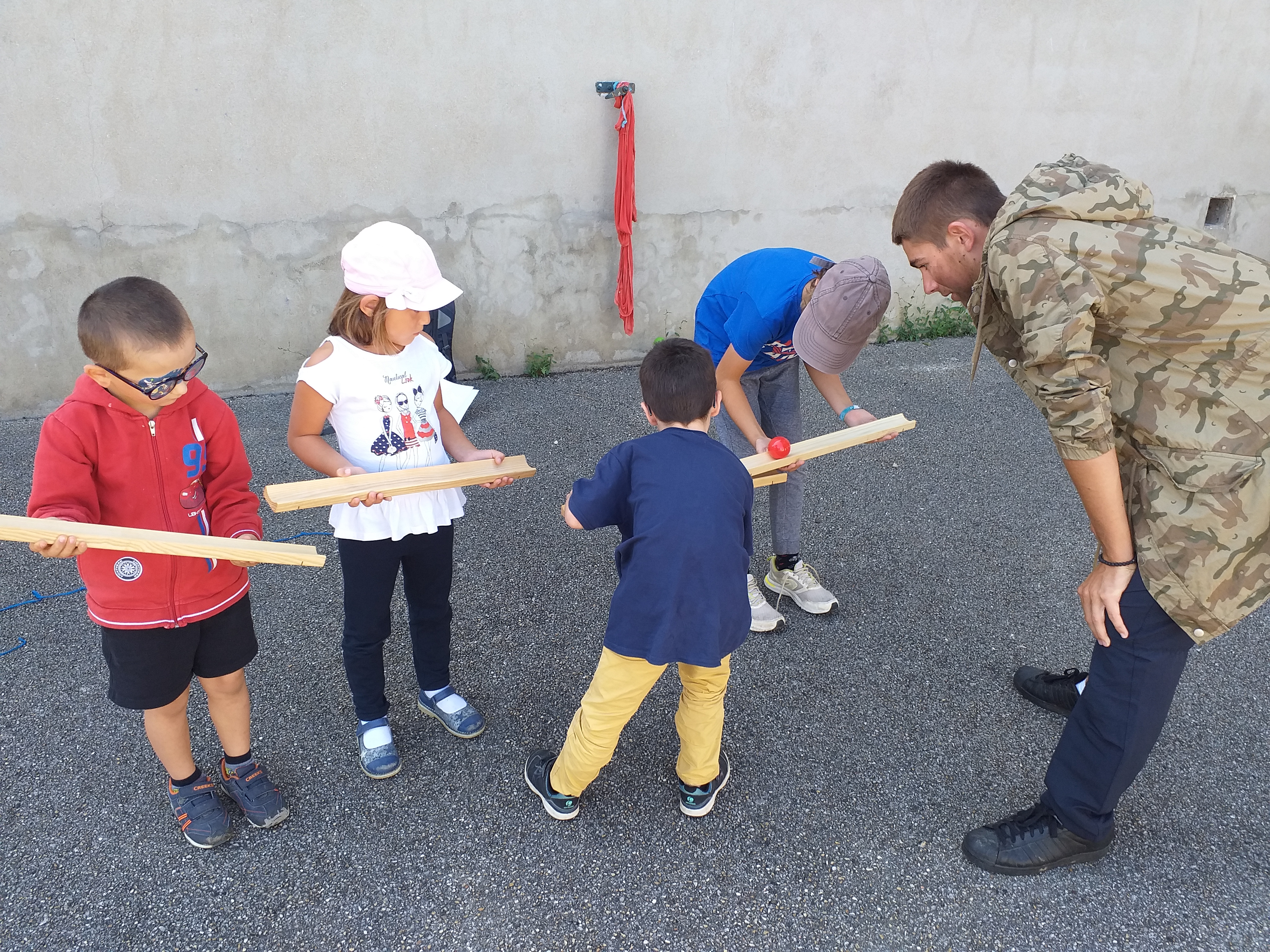 Groupe d&#039;enfant partiquant un jeu d&#039;adresse avec une balle