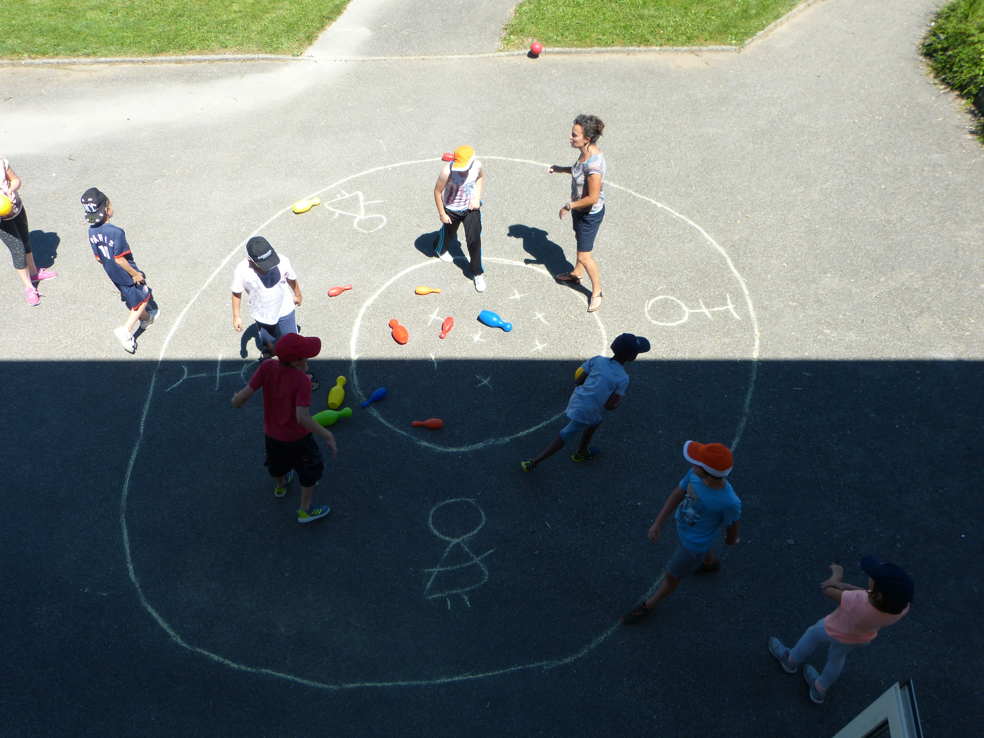 Jeu d&#039;un groupe d&#039;enfant en extérieur