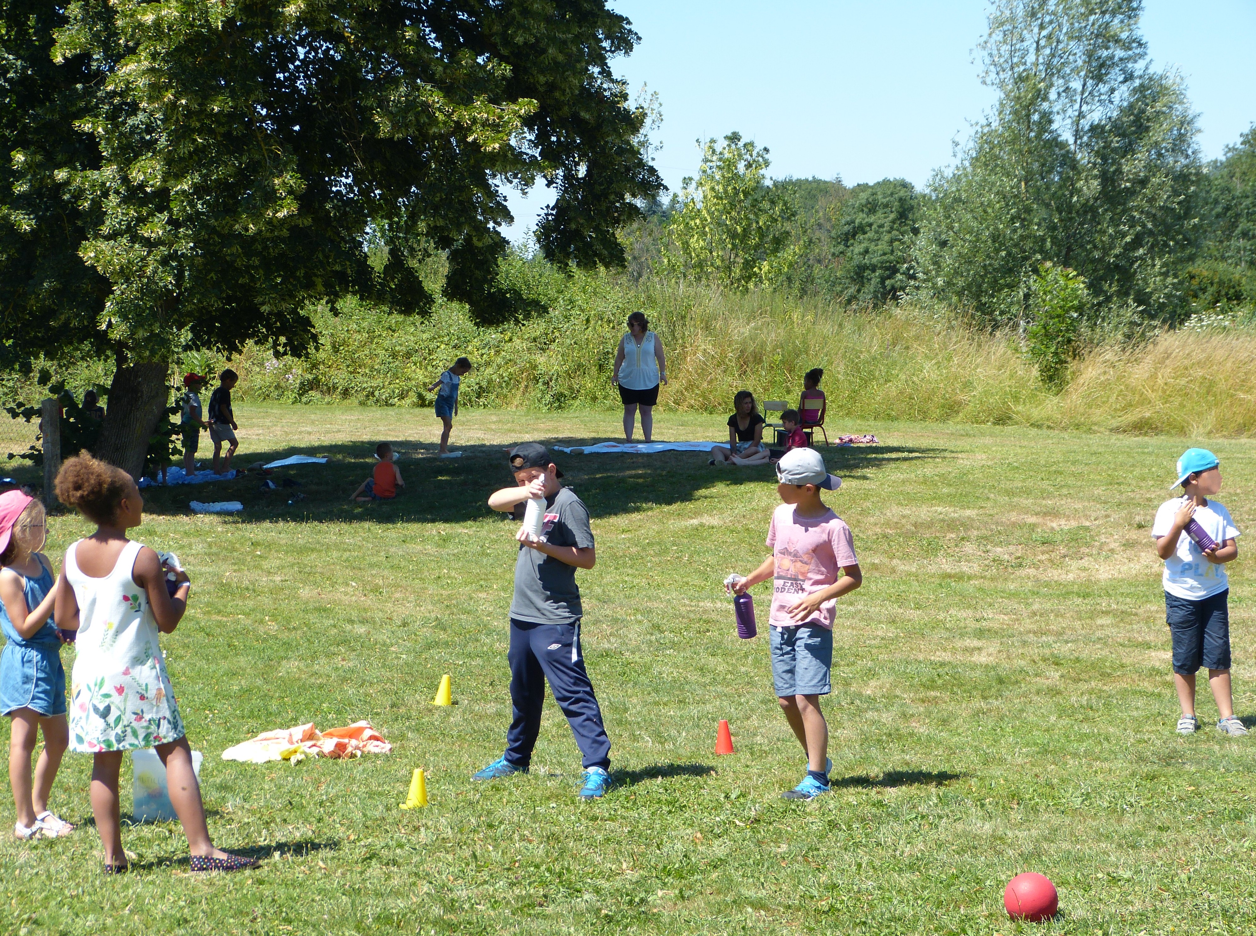 Groupe d&#039;enfants en extérieur qui jouent avec un ballon