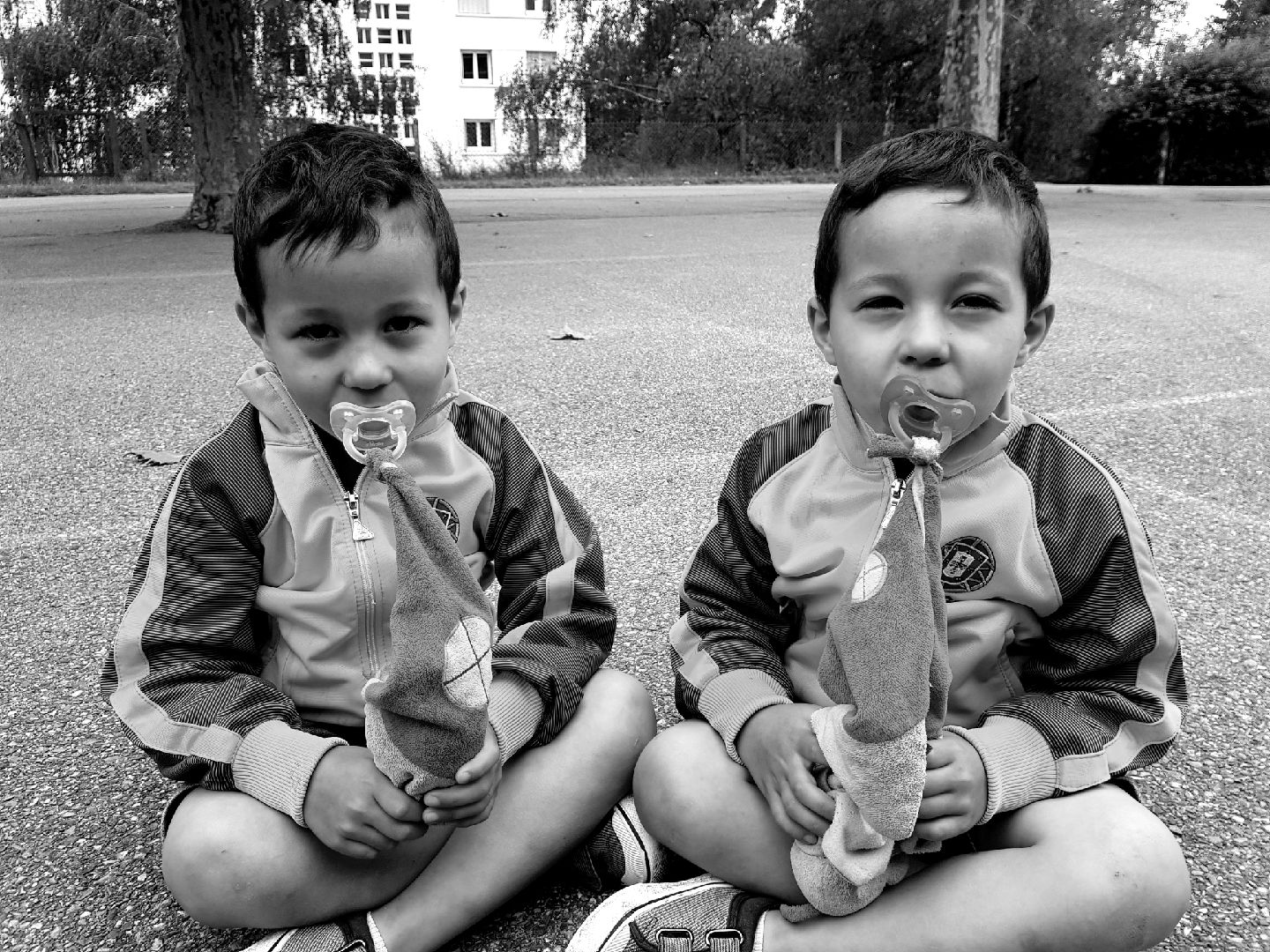 Photo d’enfants dans la cour de l’école lors d’un projet intitulé : « les enfants et le noir et blanc »