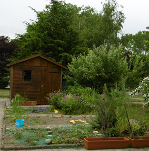 Un petit jardin et une cabane pour ranger les jeux extérieurs