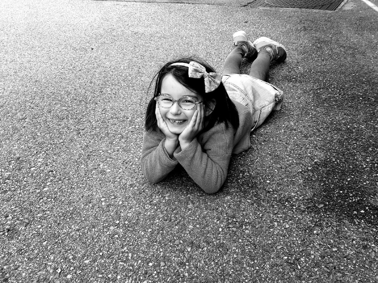 Photo d’enfants dans la cour de l’école lors d’un projet intitulé : « les enfants et le noir et blanc »