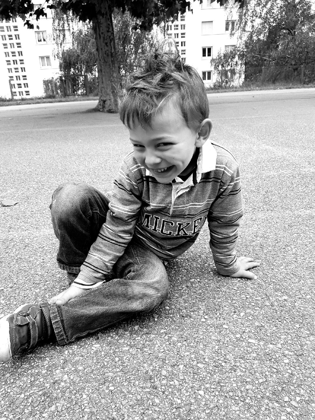 Photo d’enfants dans la cour de l’école lors d’un projet intitulé : « les enfants et le noir et blanc »