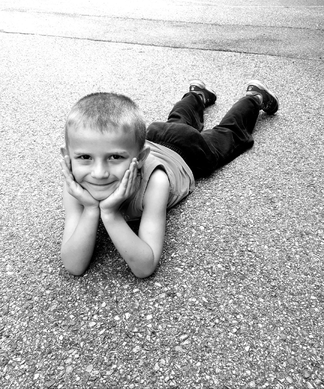 Photo d’enfants dans la cour de l’école lors d’un projet intitulé : « les enfants et le noir et blanc »