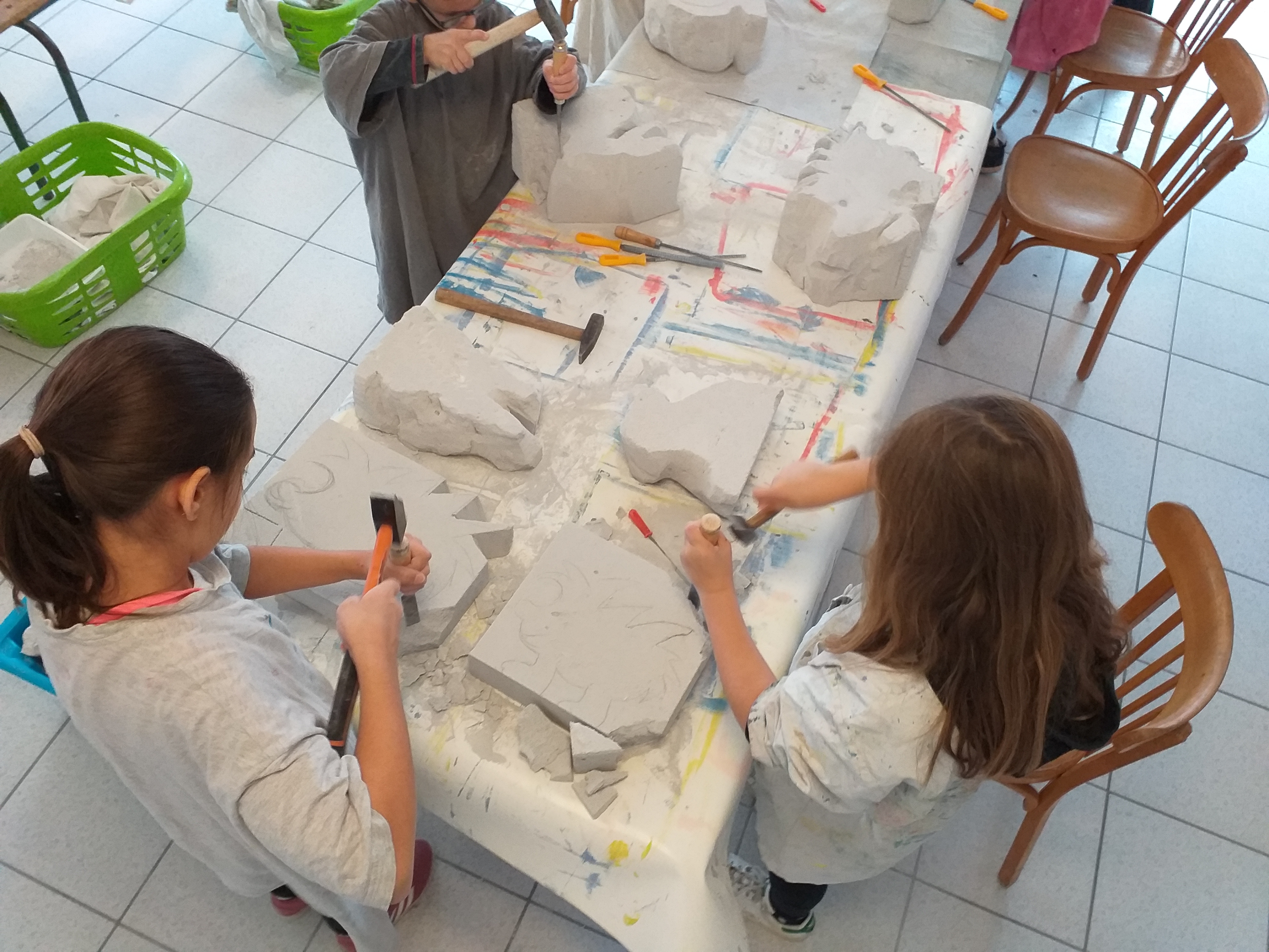 Deux enfants autour d&#039;une table qui sculptent 