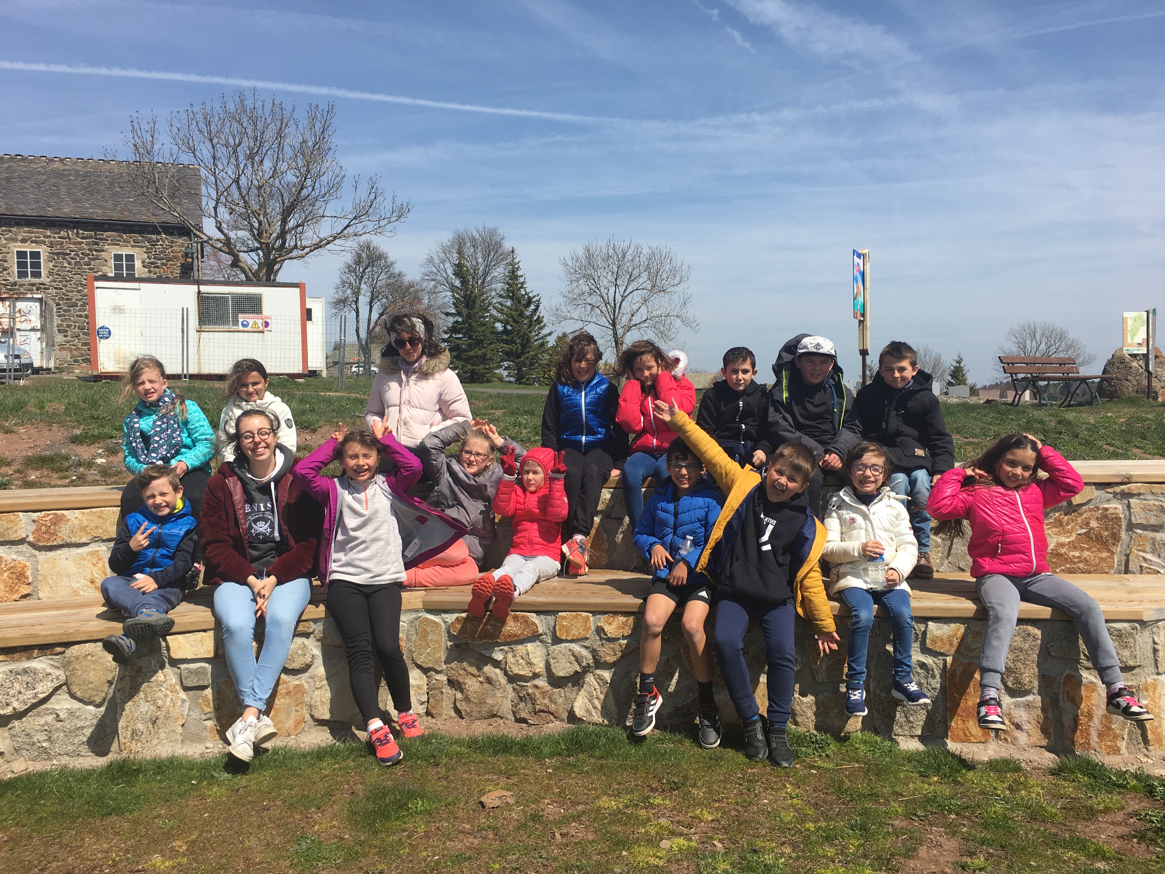 Lors d’un séjour en Ardèche lors des vacances de Printemps, un groupe de 16 jeunes a visité le village de Saint Clément et l’école du Vent