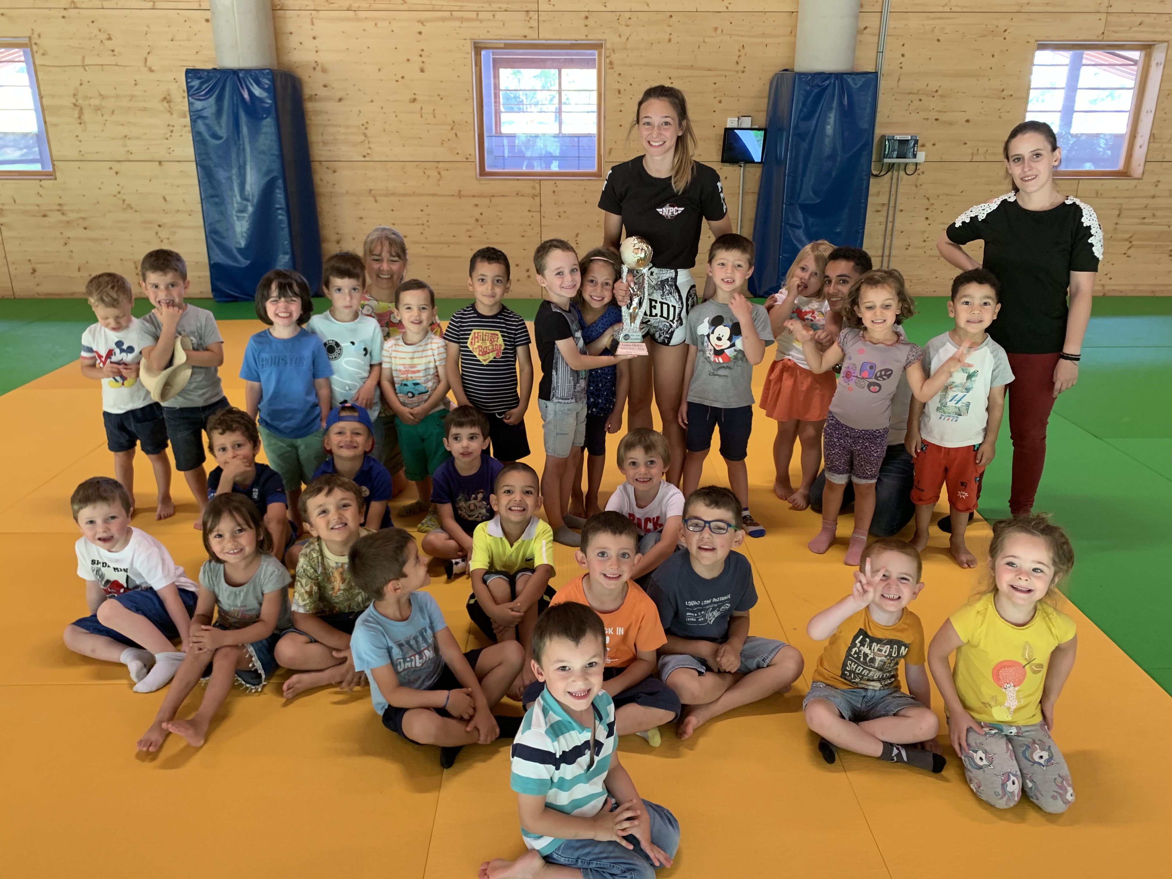 Groupe d&#039;enfants dans une salle 