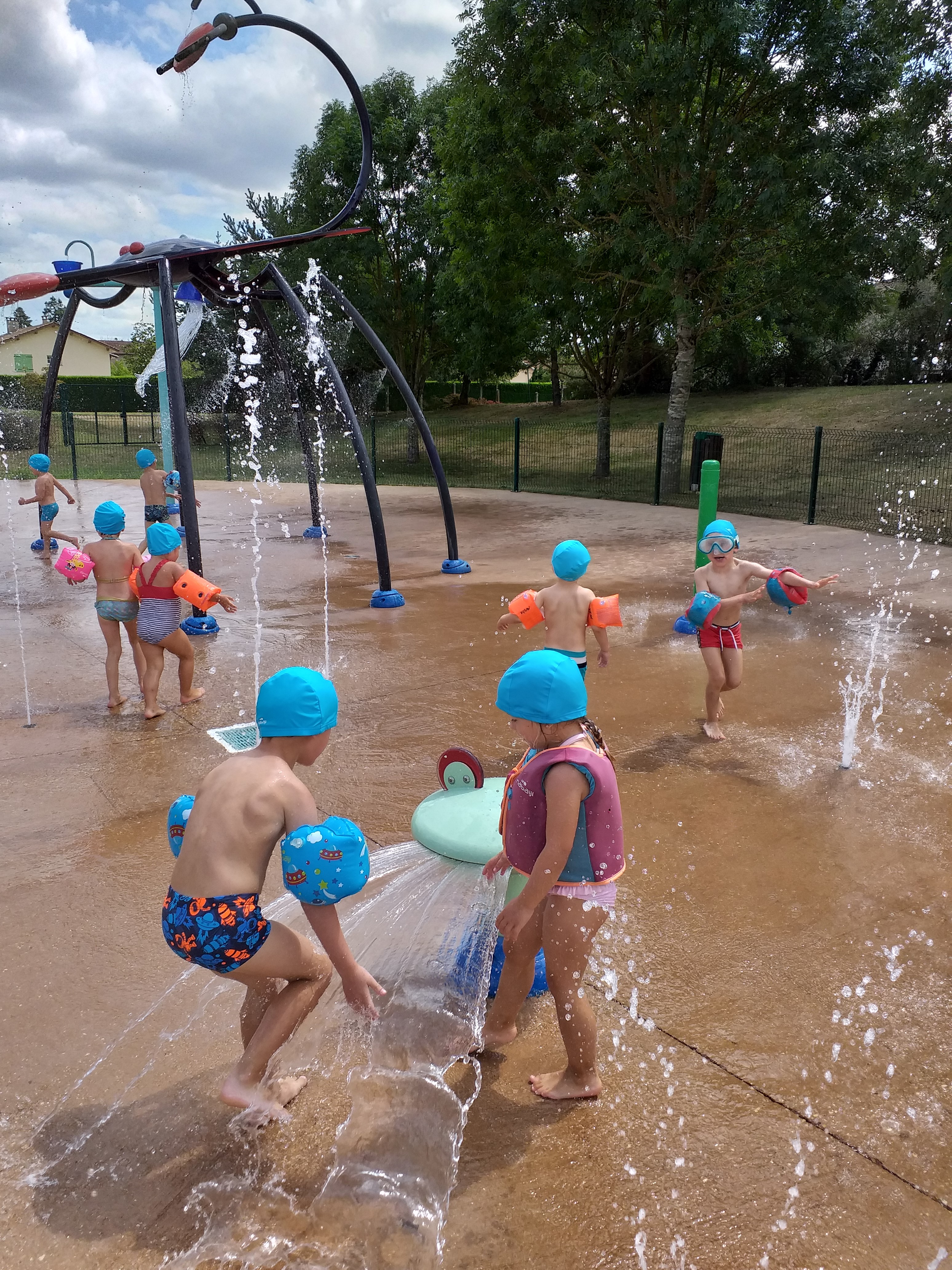 Groupe d&#039;enfants dans des jeux d&#039;eau