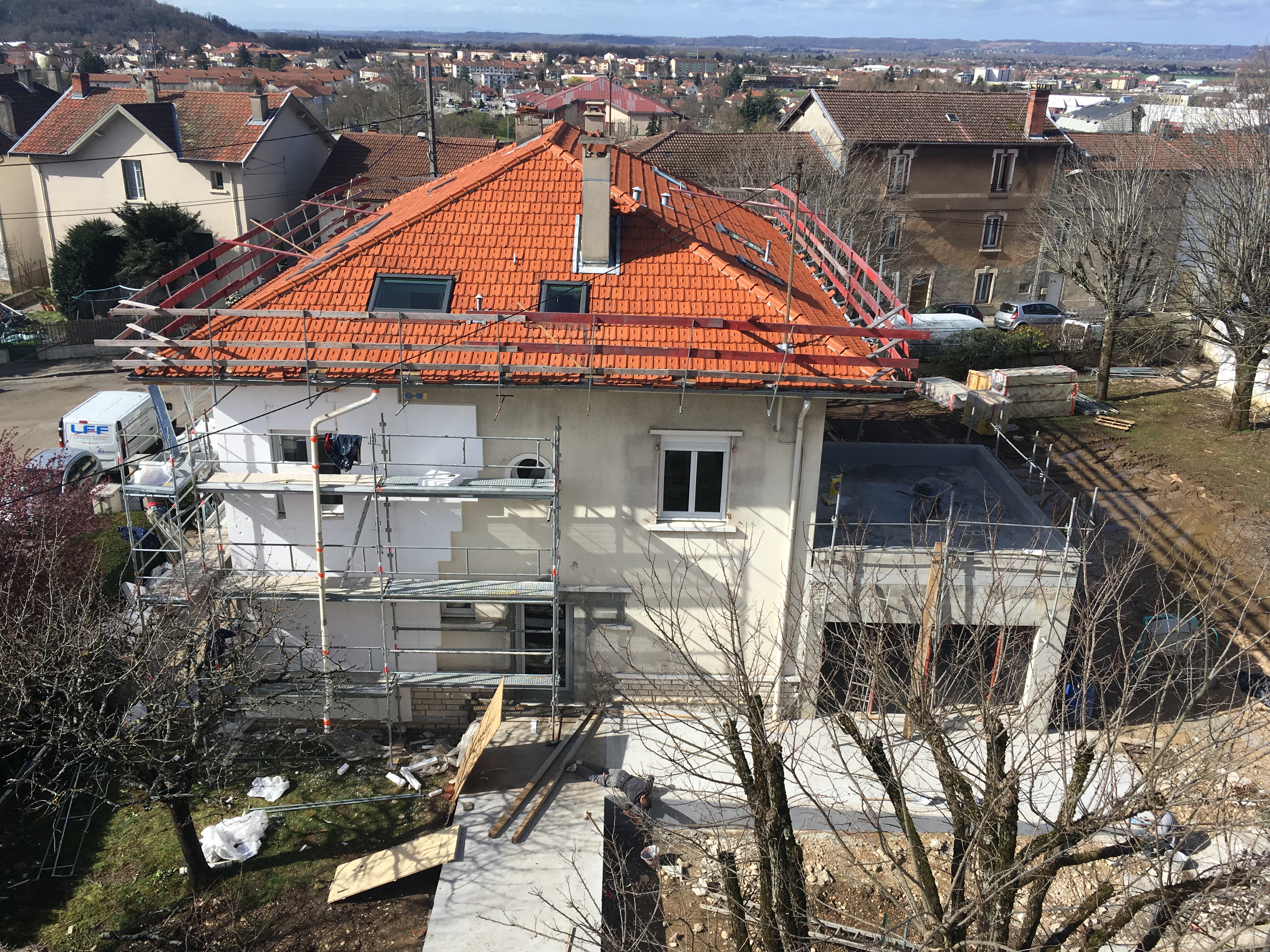 Vue du dessus du bâtiment pendant les travaux sur la façade