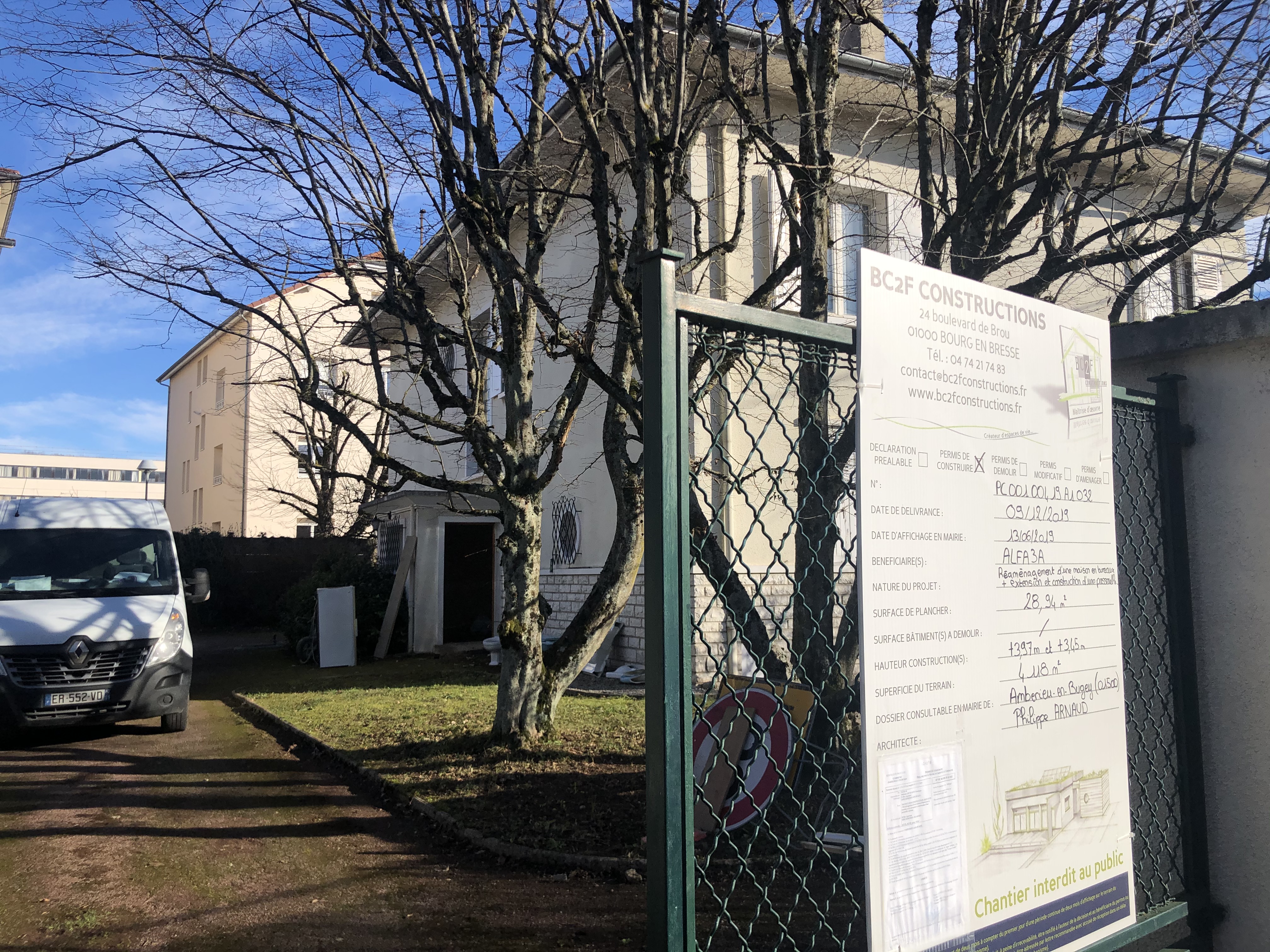 Vue extérieure du bâtiment par l&#039;entrée du portail avec sa cour et son jardin arboré