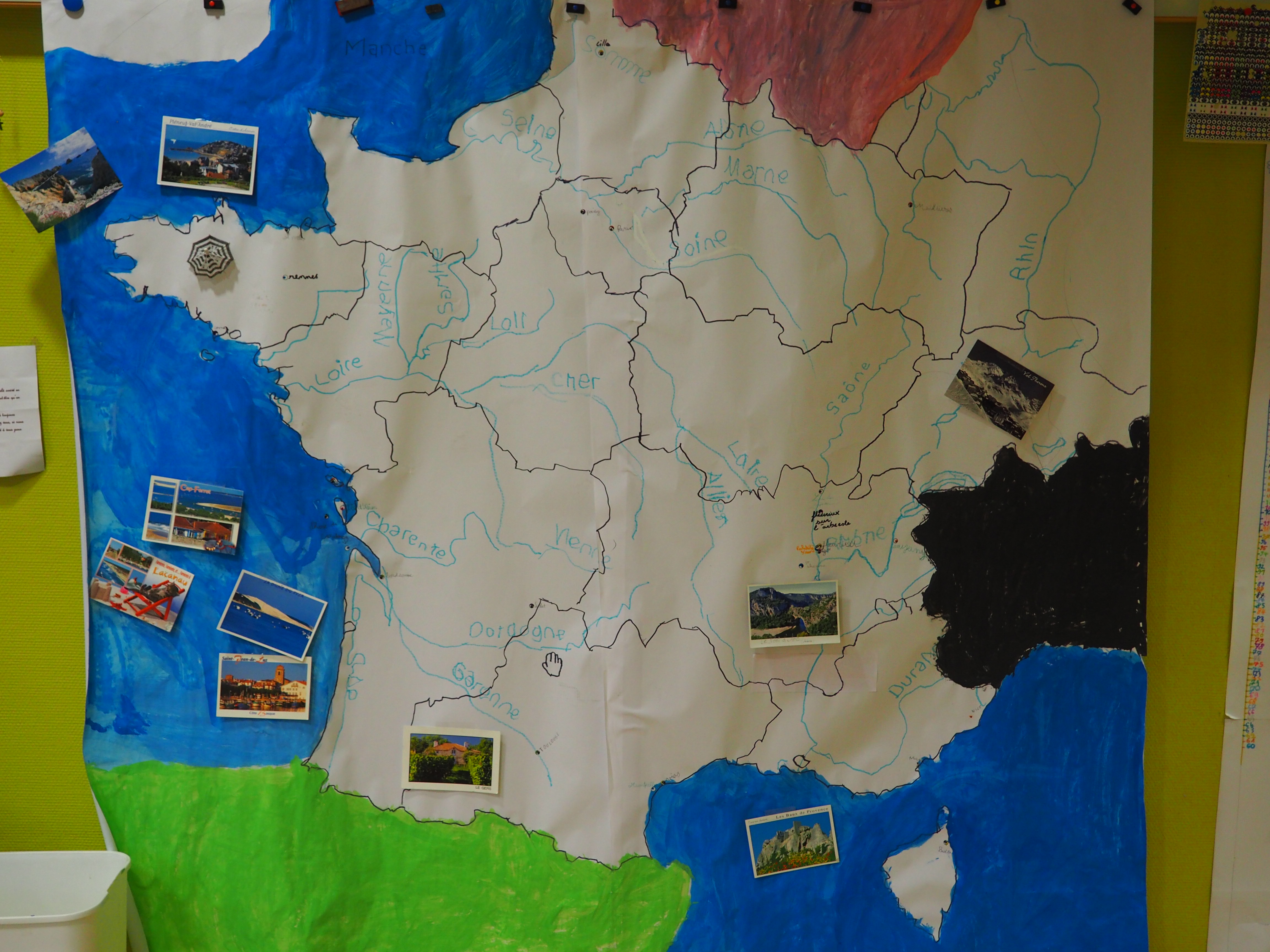 Carte de France réalisé par les enfants à la peinture avec des images