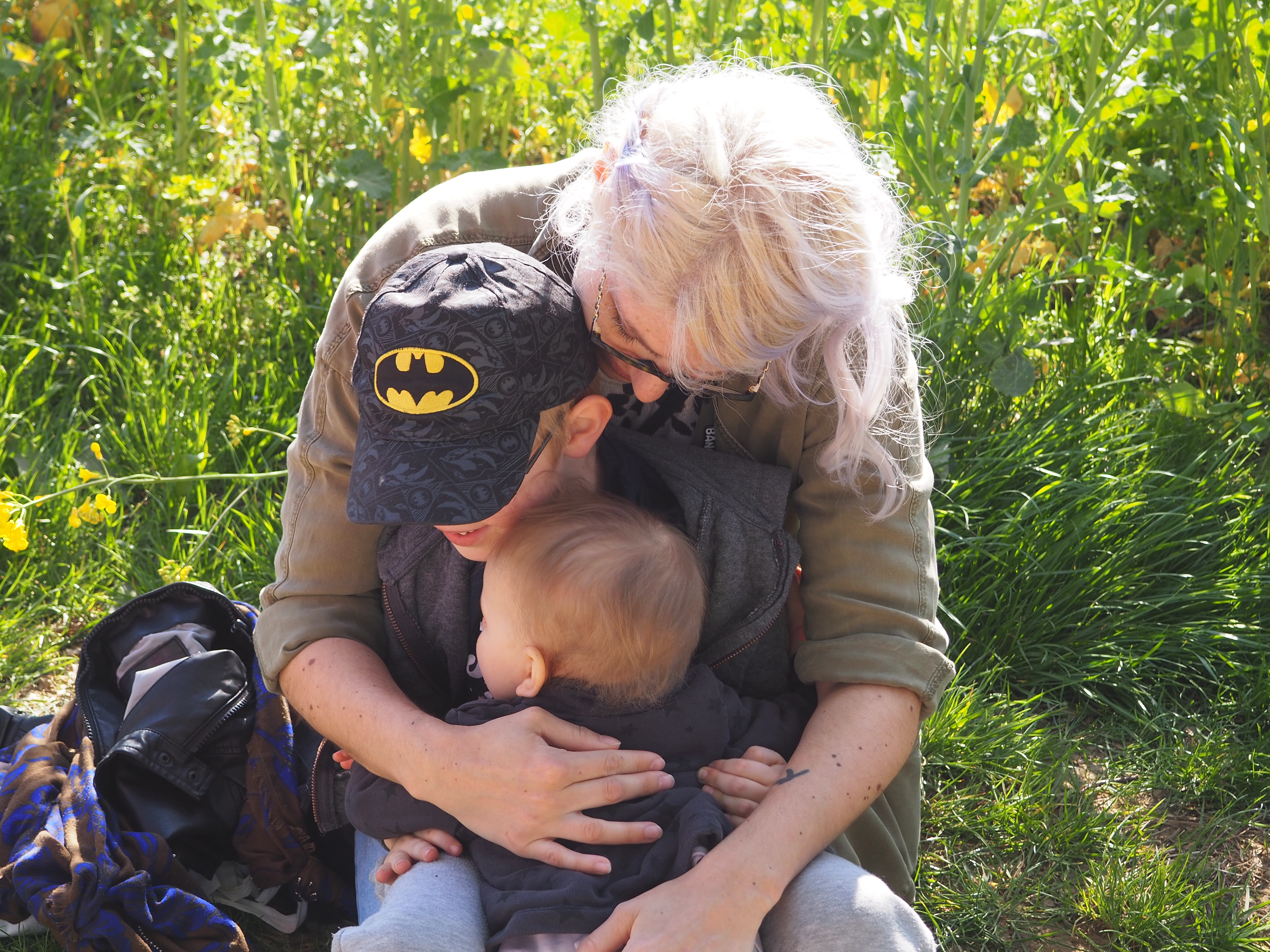 Image représentant une maman et des jeunes enfants dans un moment de câlins