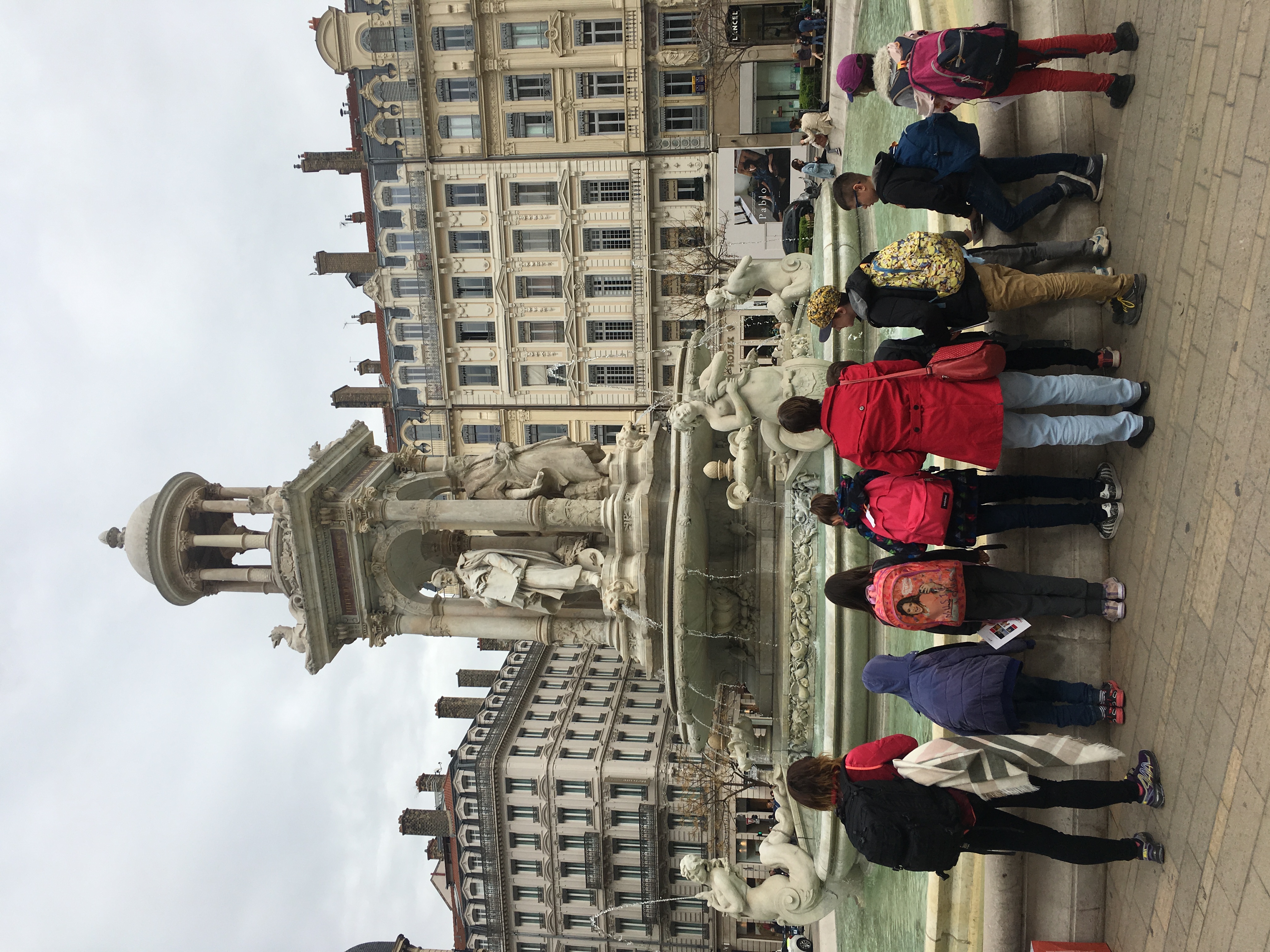 Groupe d&#039;enfants devant une fontaine à Lyon 