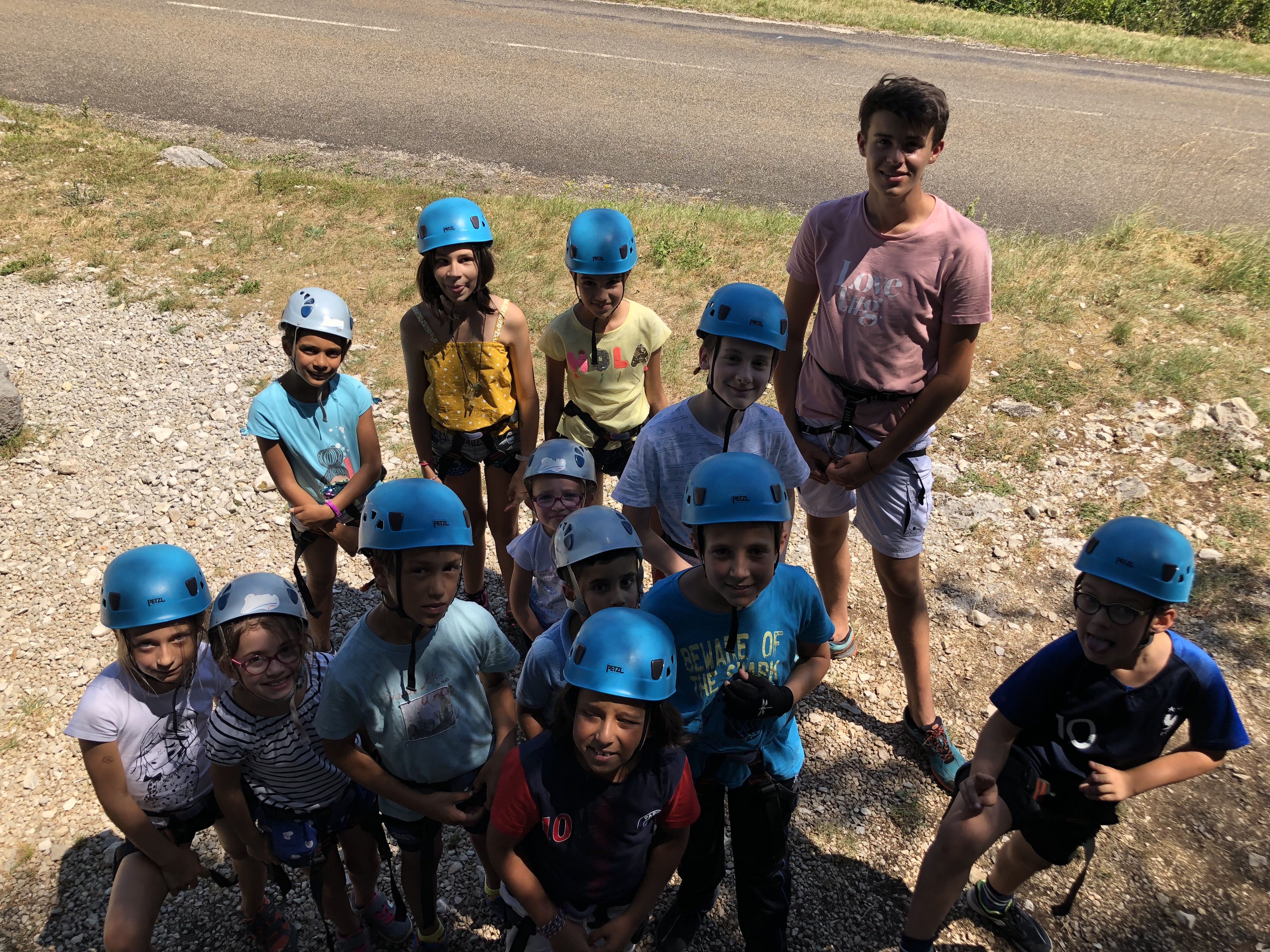 Groupe d&#039;enfants équipé de casque d&#039;escalade 