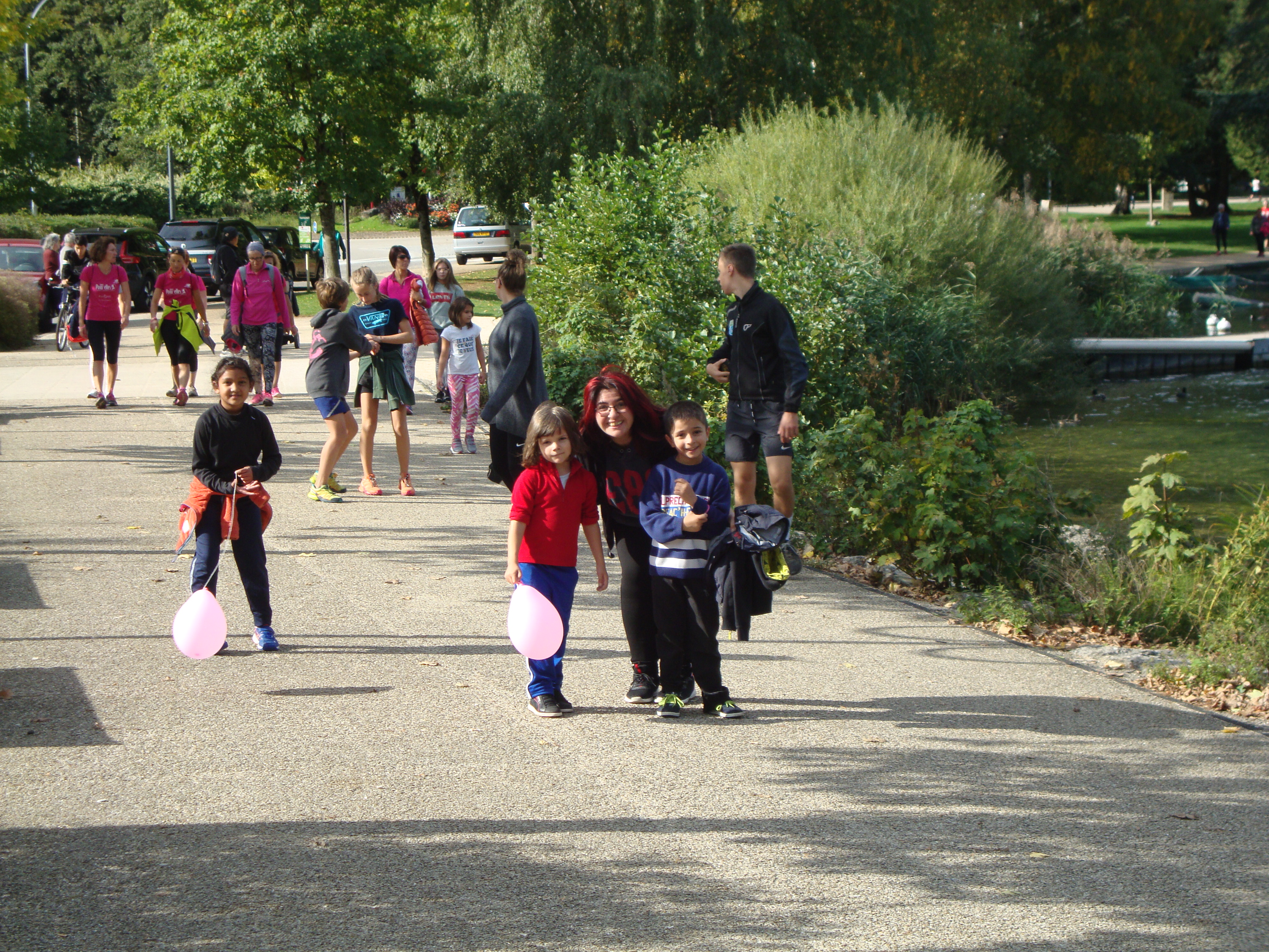 Groupe d&#039;enfants et de parents marchant au bord du lac