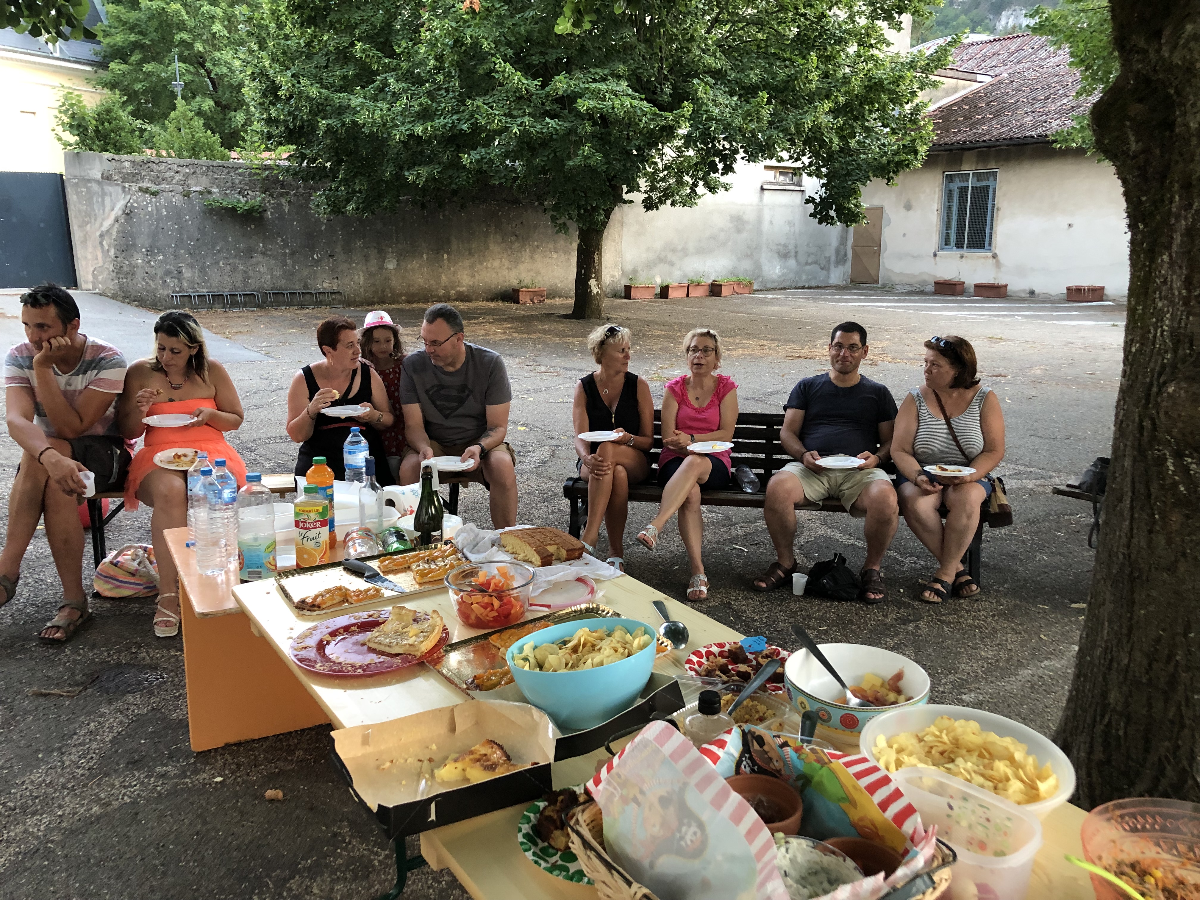 photo d&#039;ensemble d&#039;un groupe de parents assis devant un buffet 