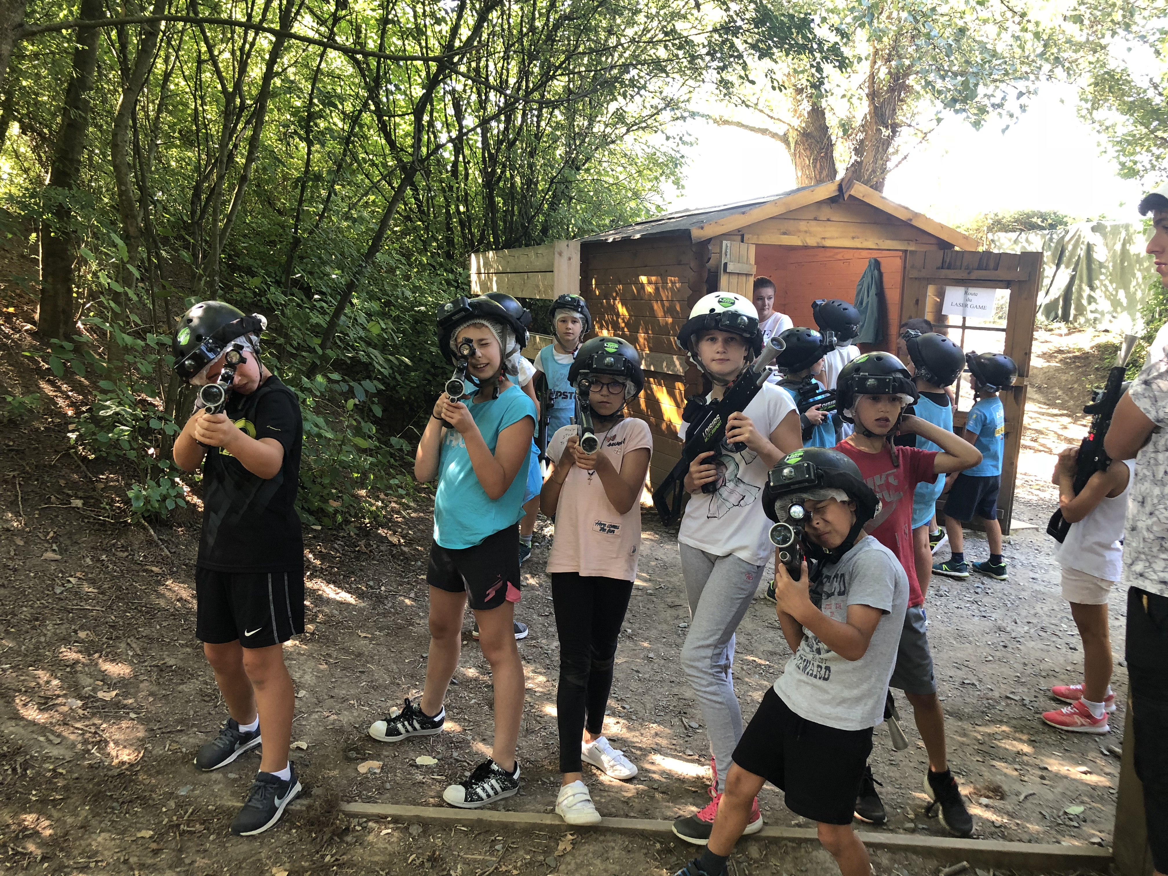 Enfants en activités laser tag