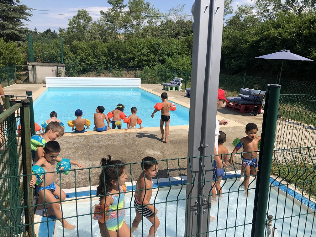 Groupe d&#039;enfants à la pisicine de Bujarret