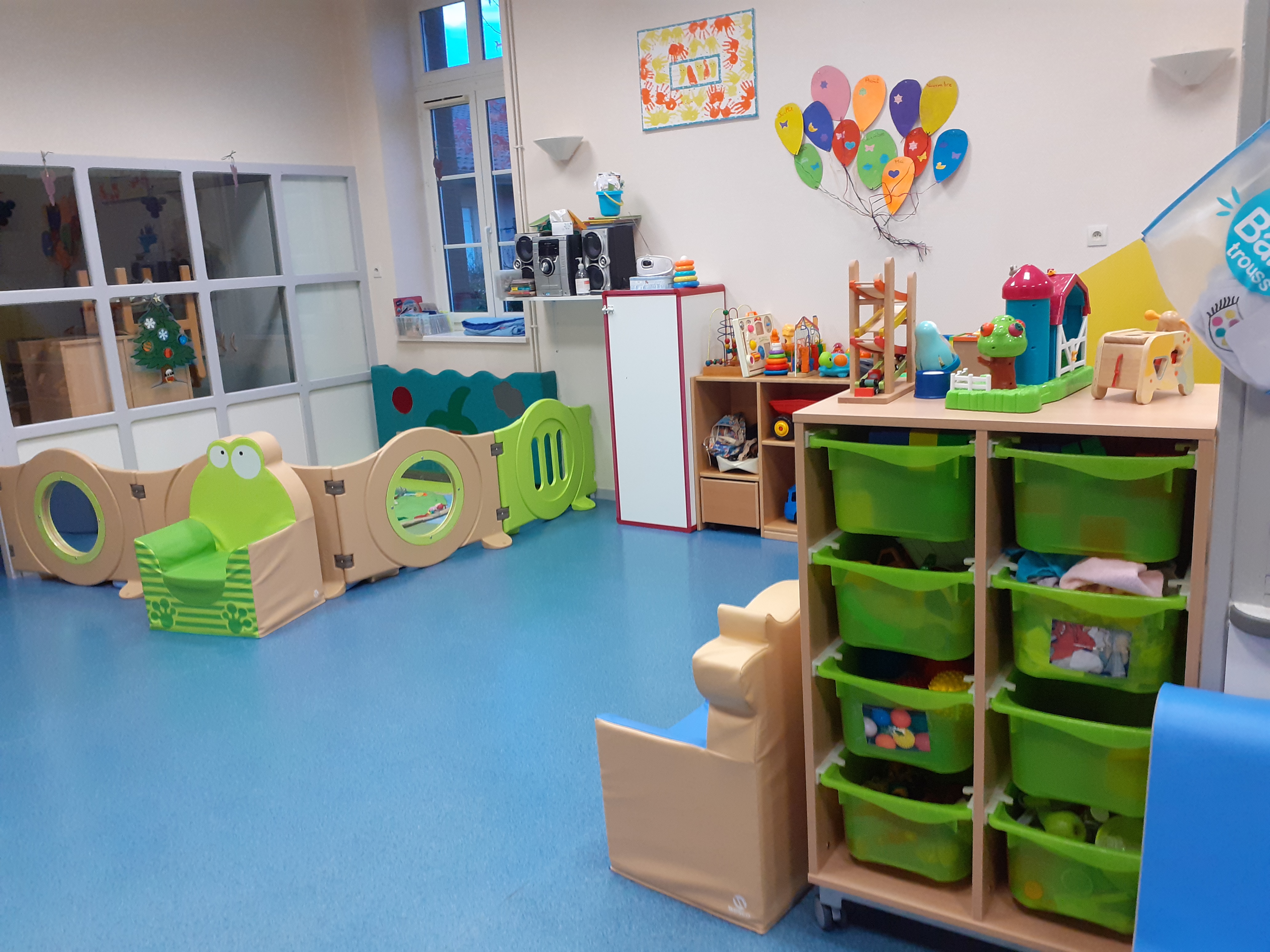 Salle de vie de la crèche de Polliat (Ain, 01) : jeux, parcours, tapis, décorations enfantines