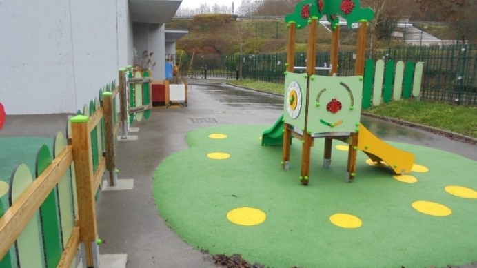 Cour extérieure de la crèche A Petits Pas (Serre-les-Sapins)