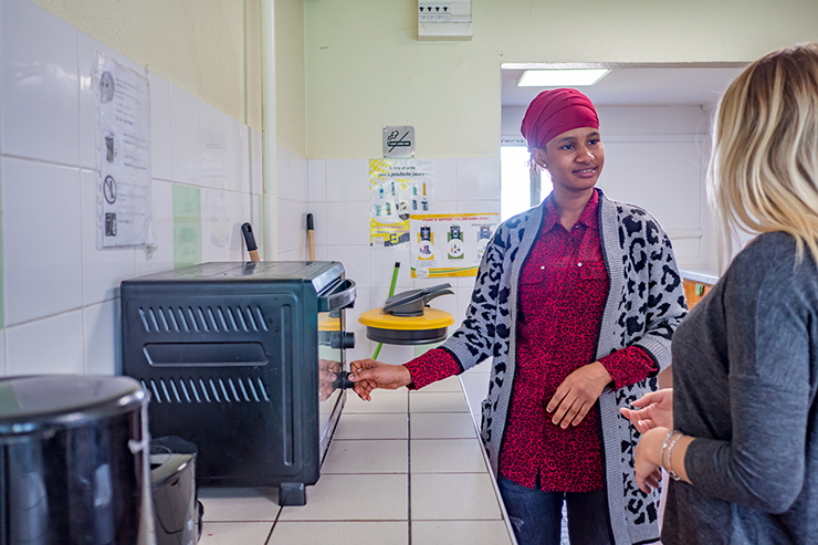 Une maman discute avec une professionnelle dans la salle de repas