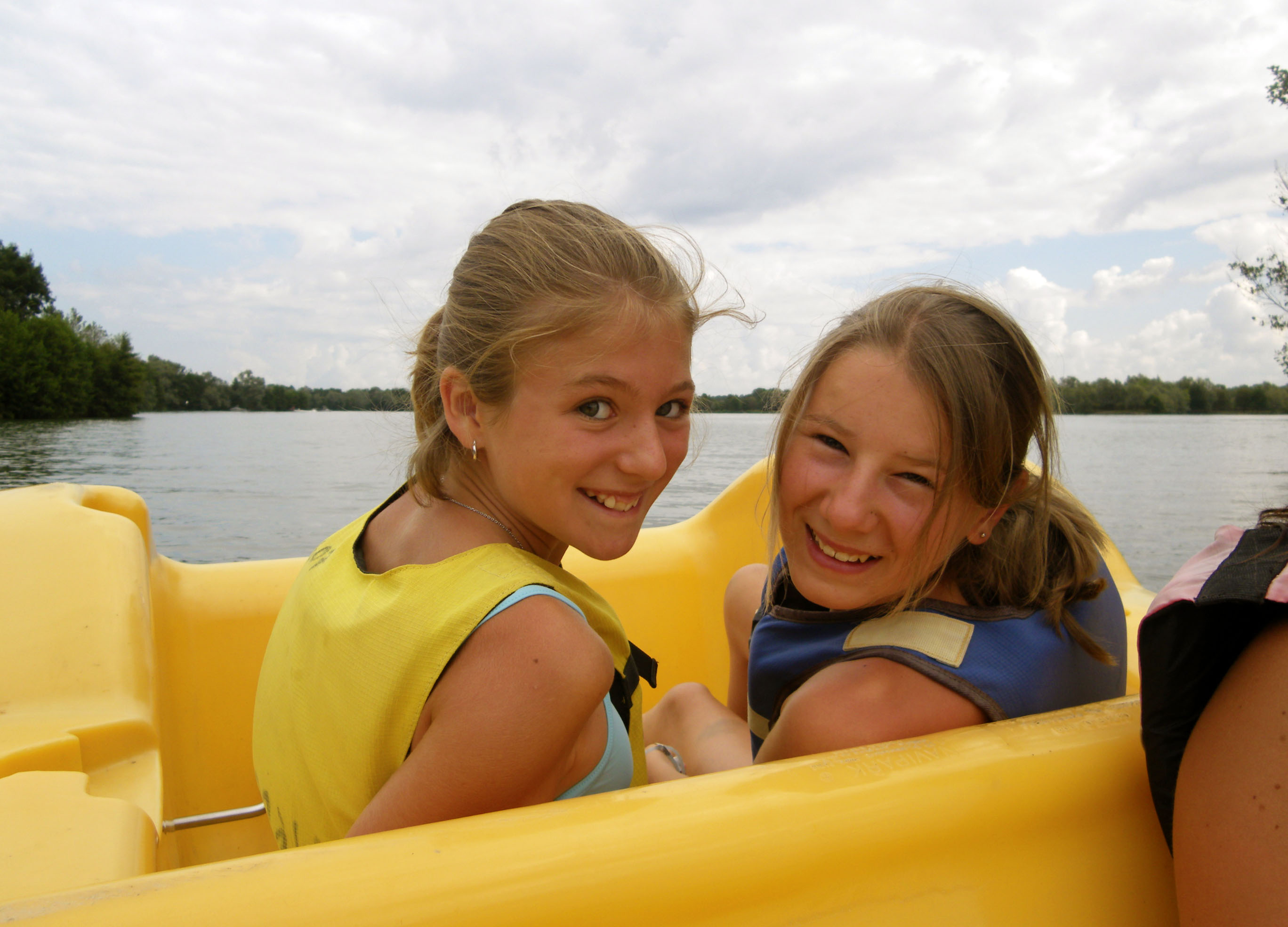 Deux enfants dans un bateau dans l&#039;eau