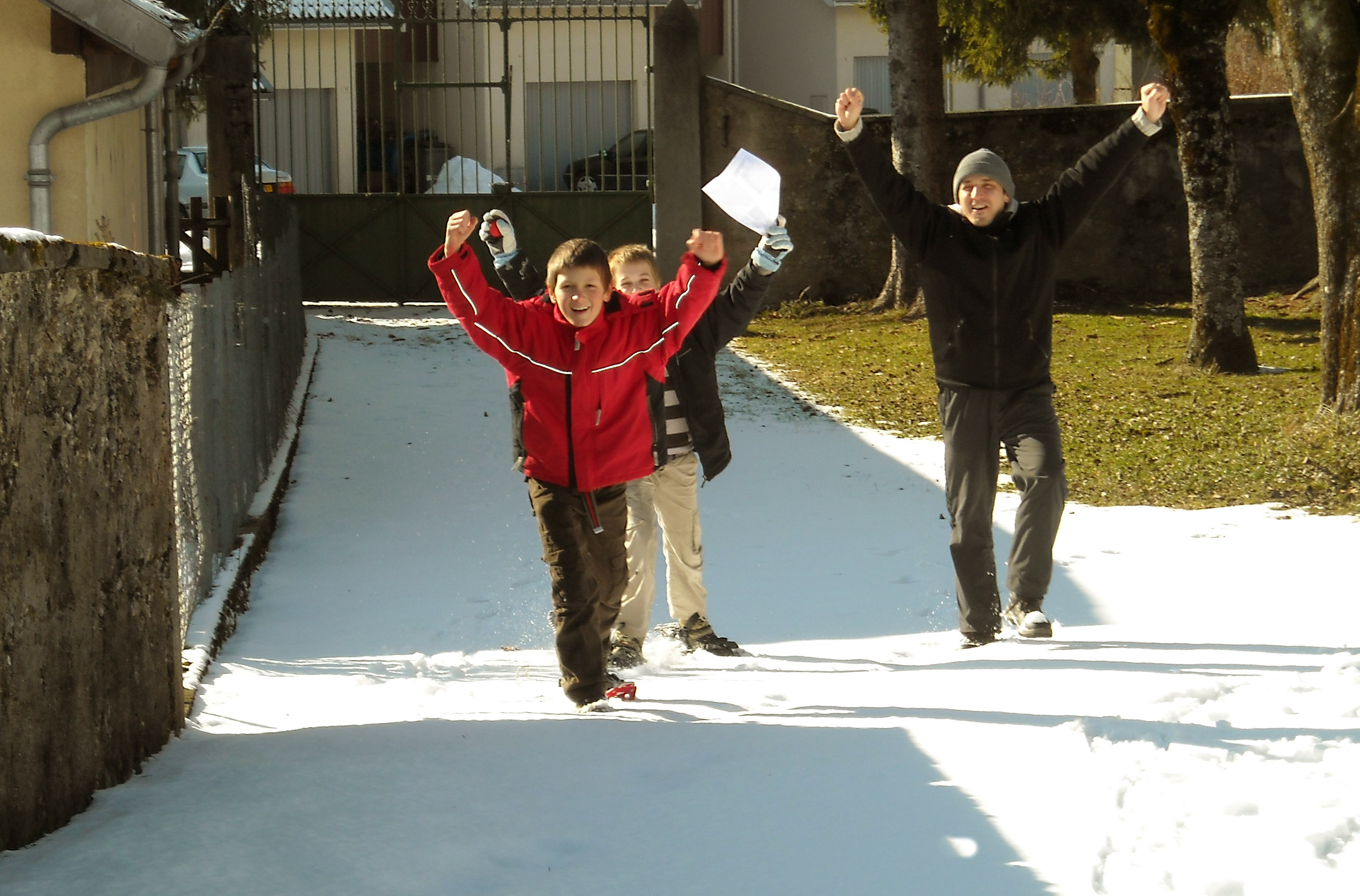 Groupe d&#039;enfants jouant en extérieur