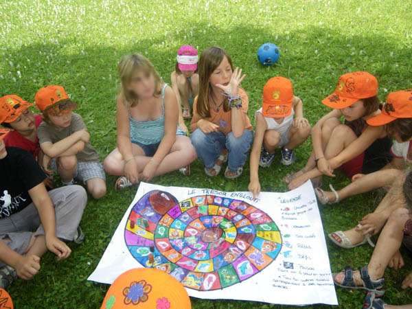 Enfants autour d&#039;un grand jeu dehors