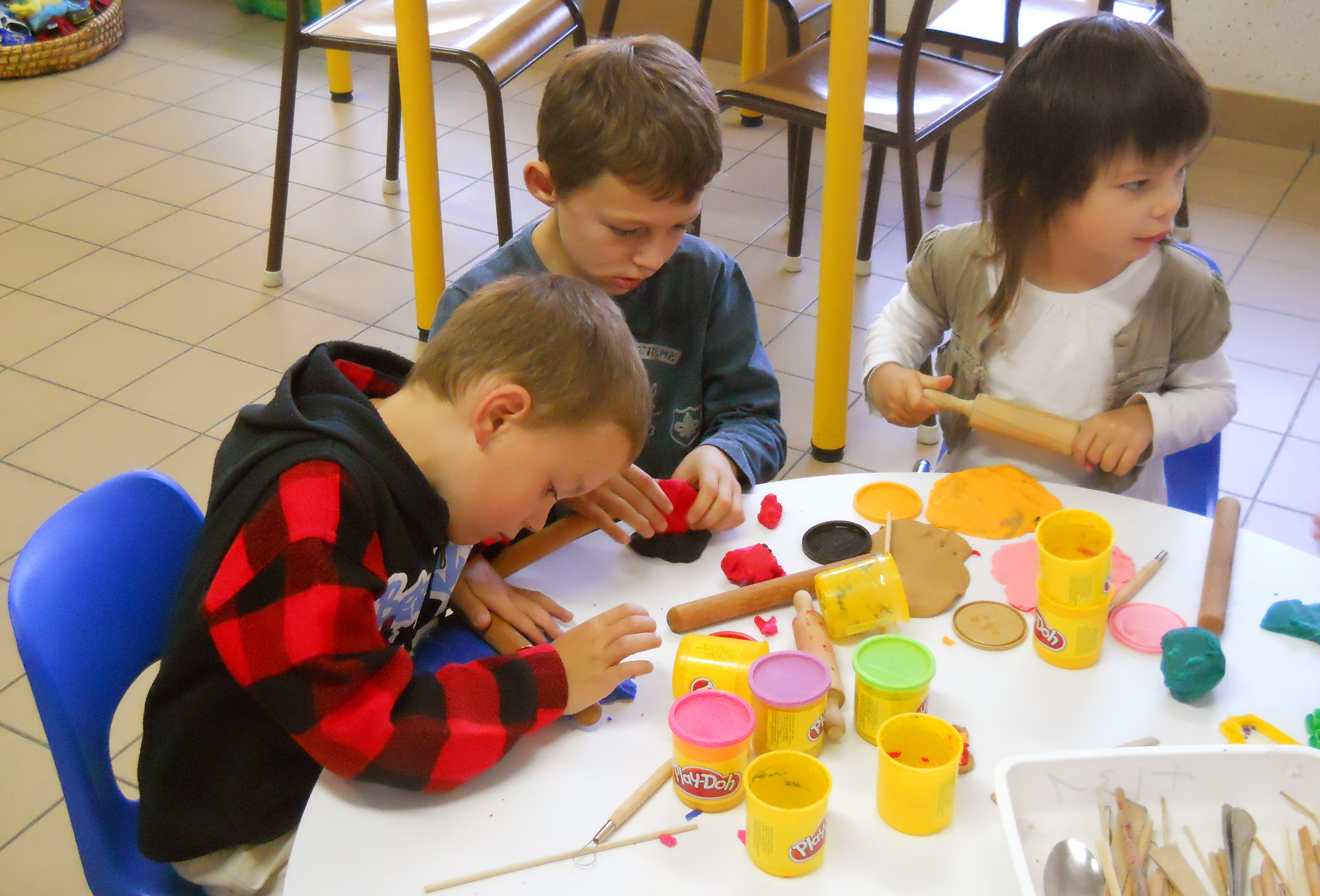 Enfants jouant à l&#039;intérieur