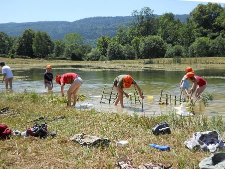 Enfant en activité au bord de l&#039;eau