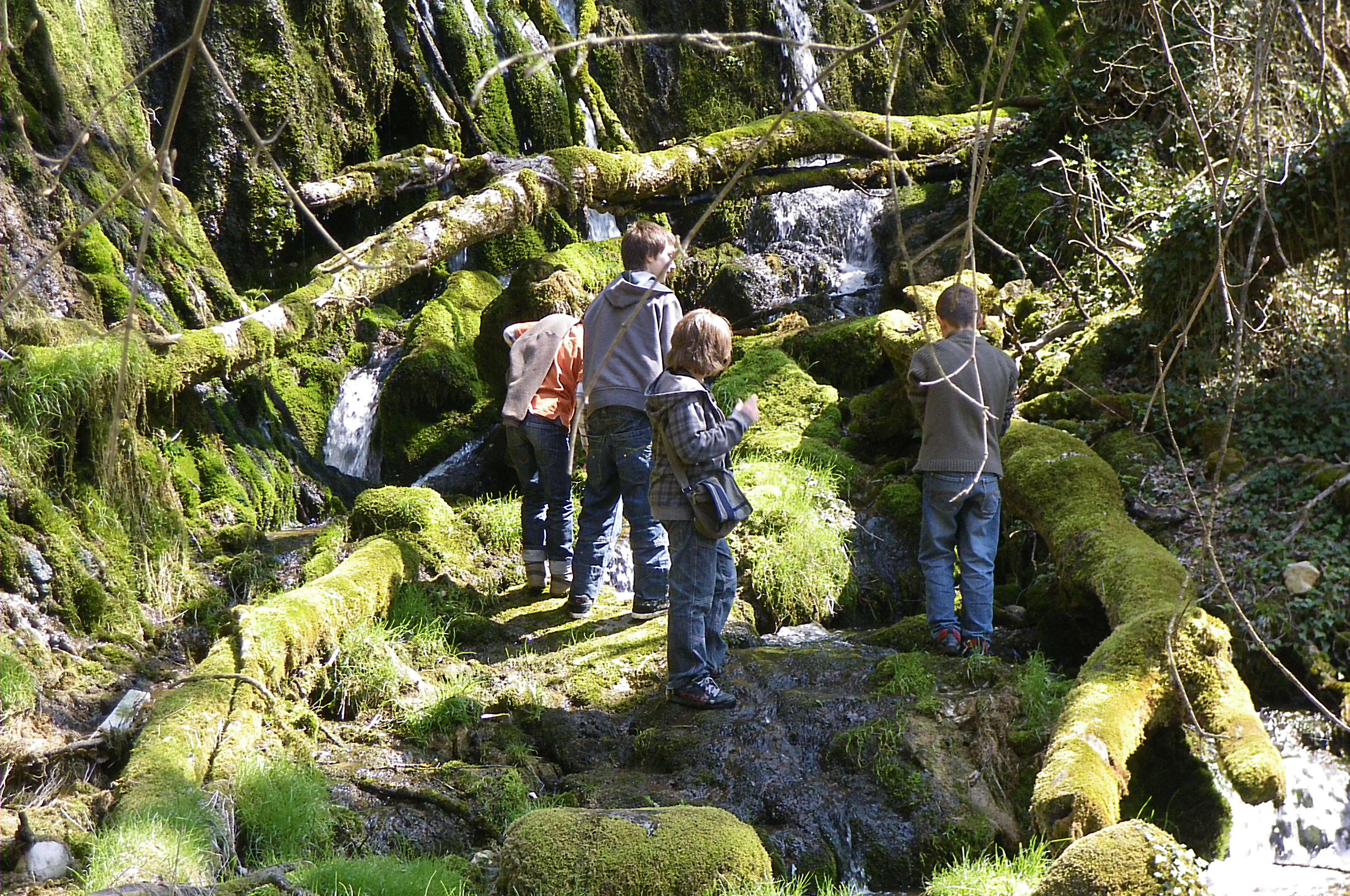 Enfants en promenade le long d&#039;une rivière