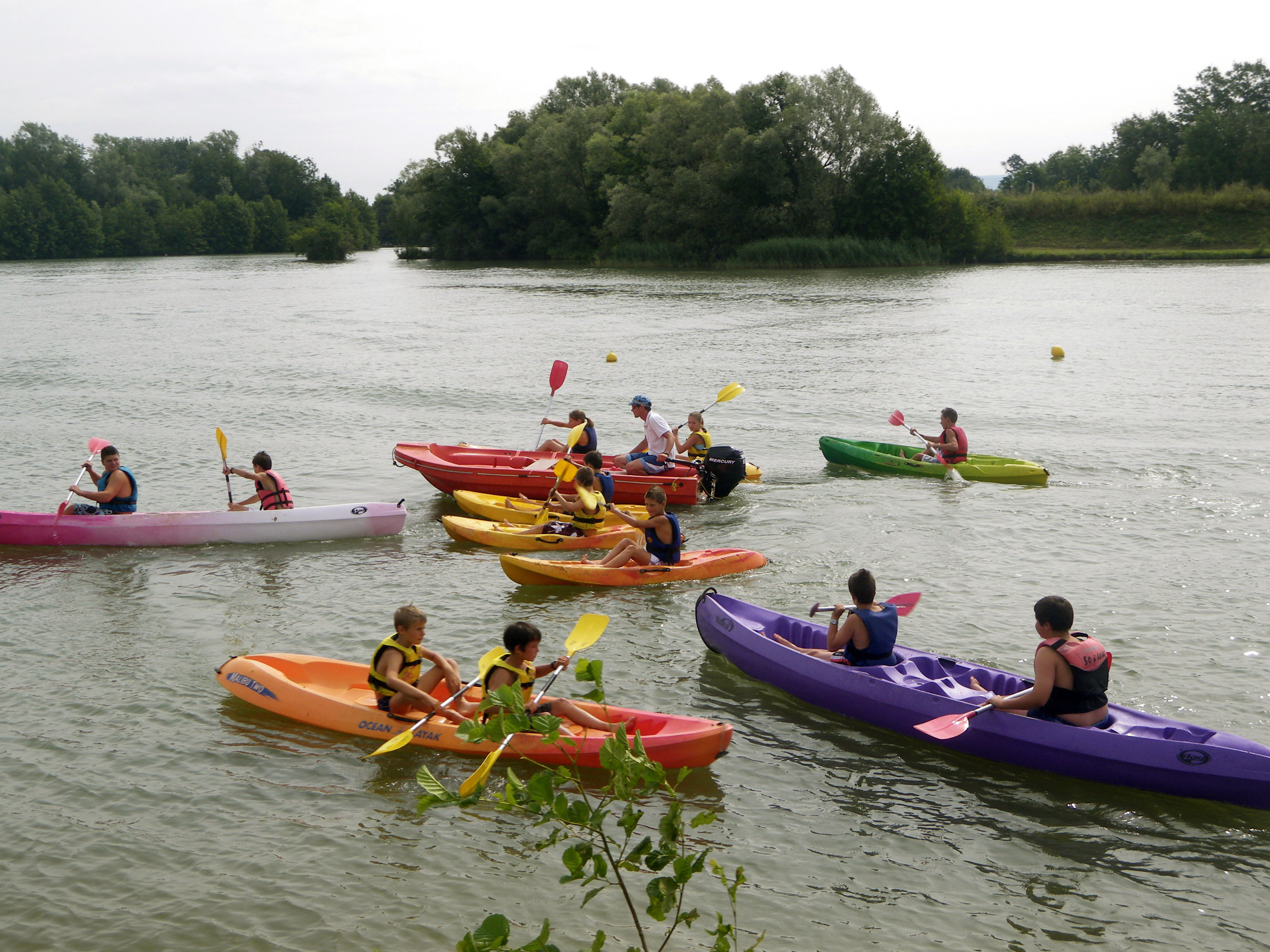 Nombreux canoë sur le lac