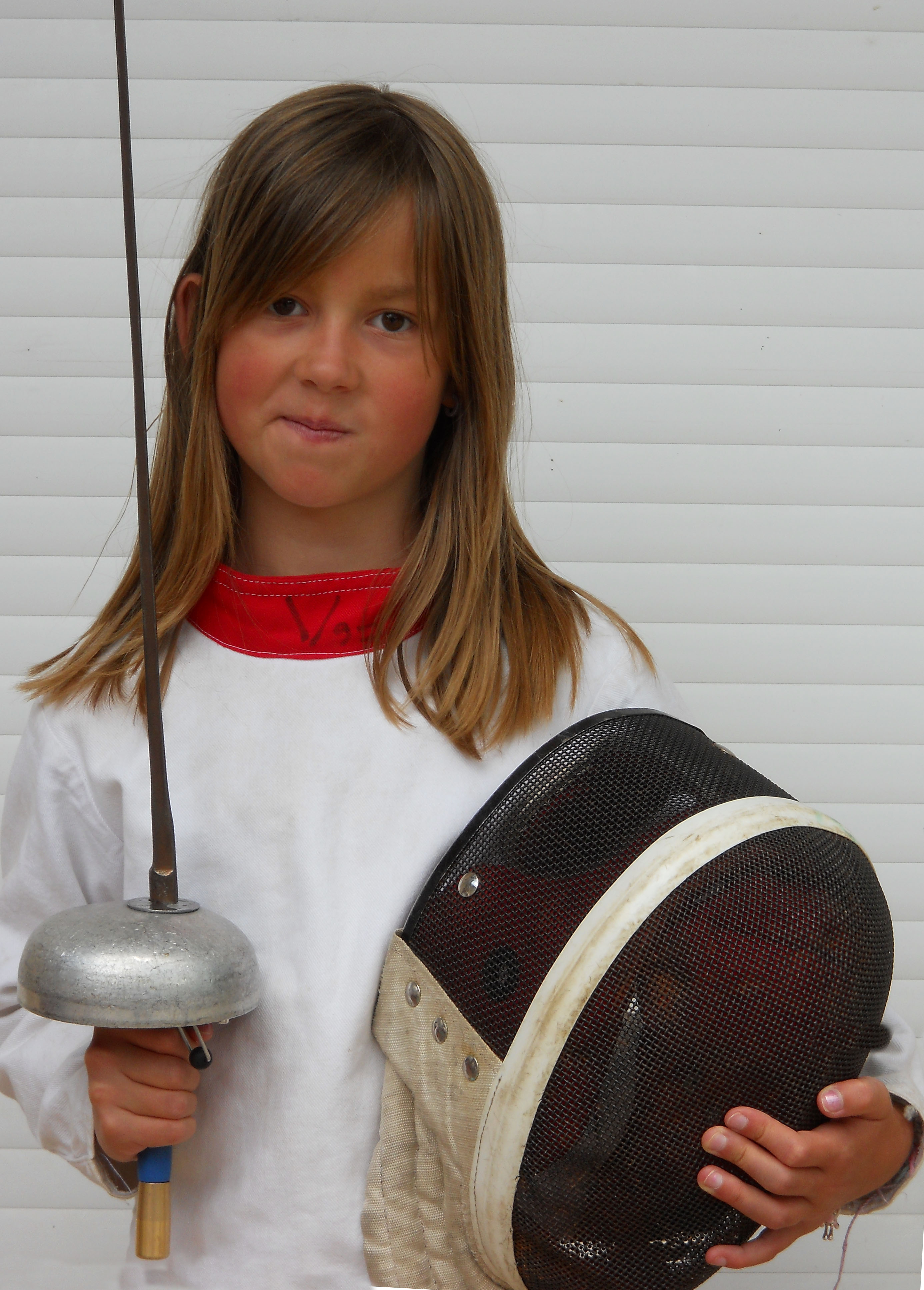 Un enfant en tenue d&#039;escrime