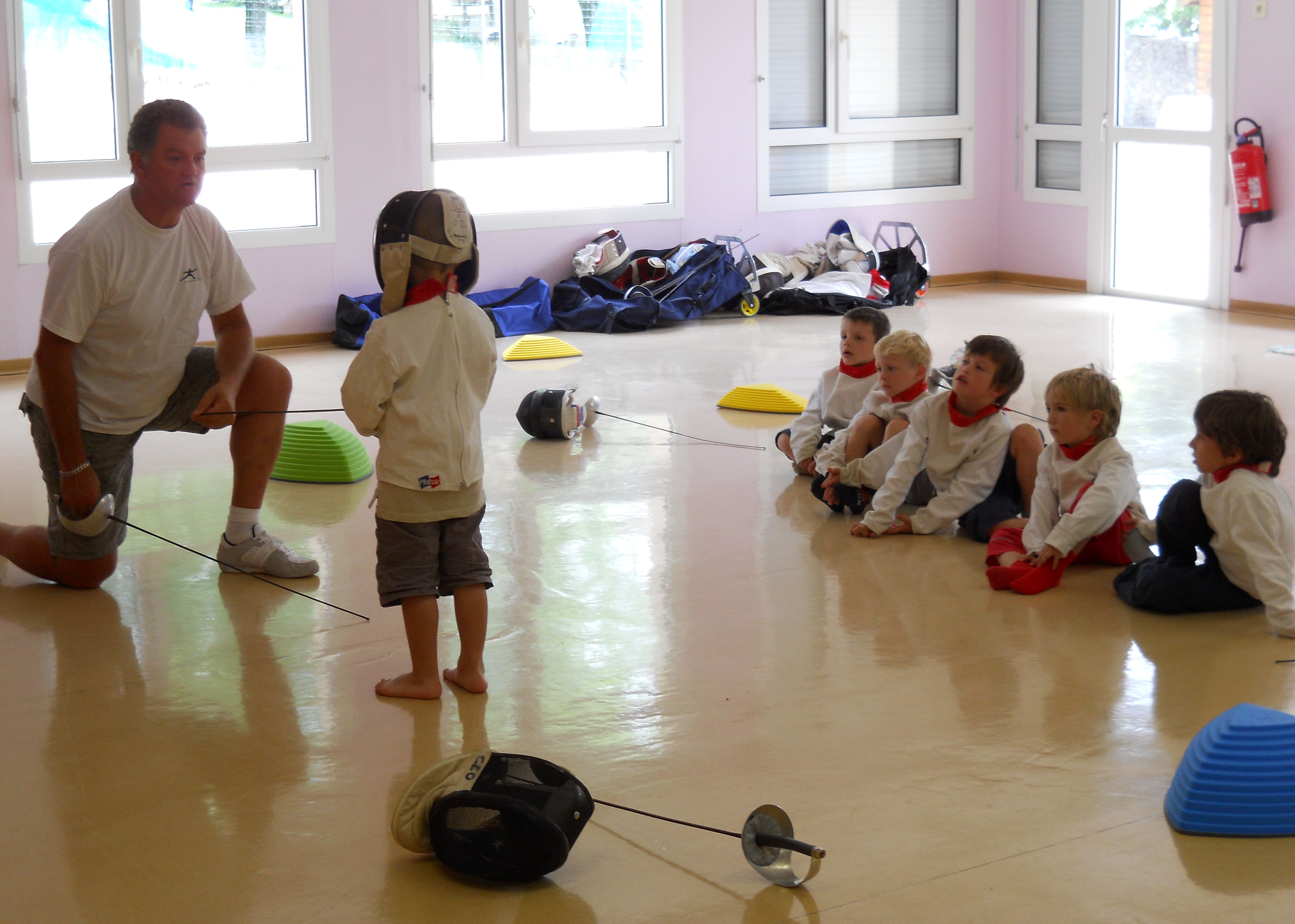 Des enfants en activité escrime