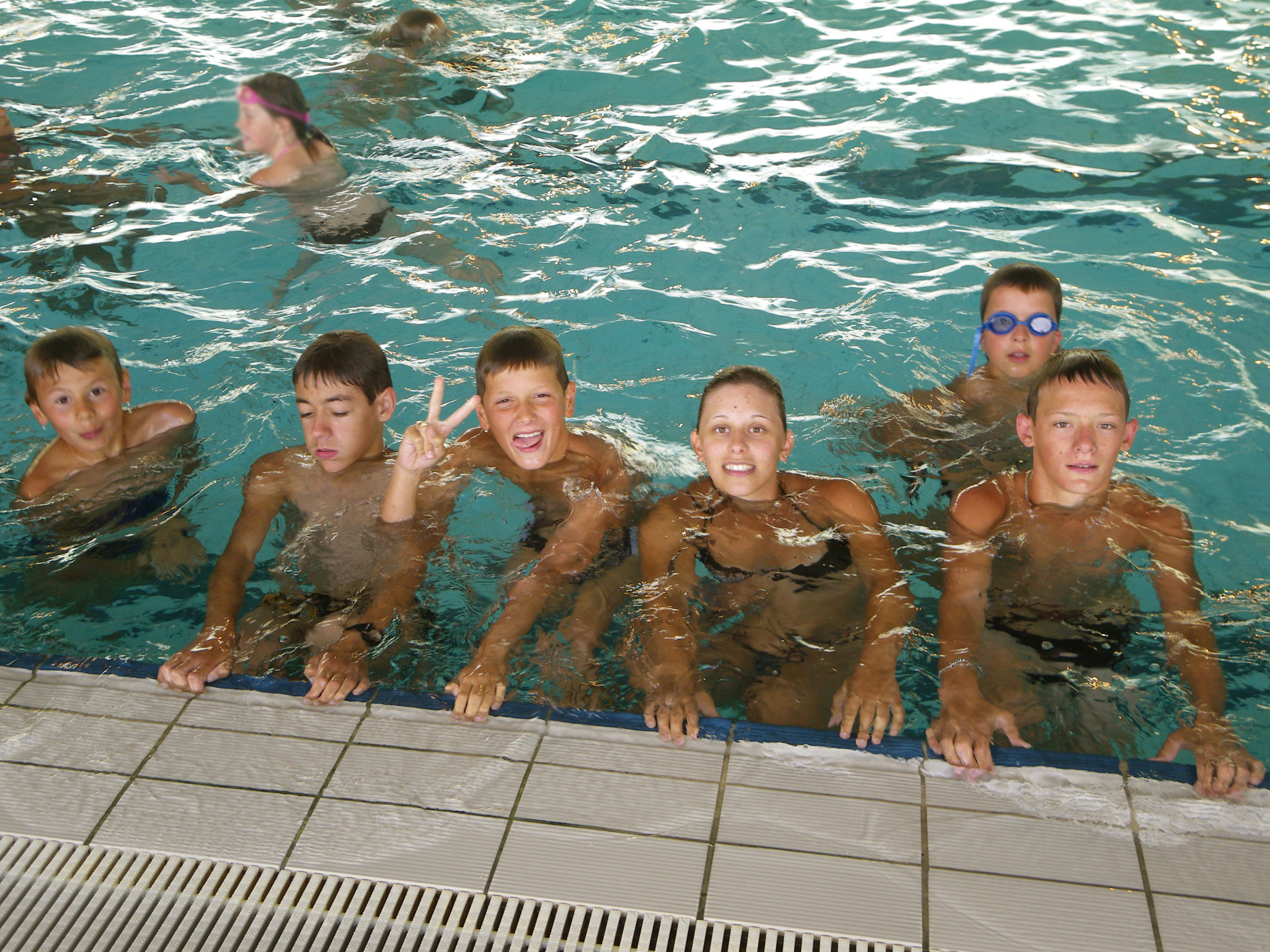 Un groupe d&#039;enfants dans une piscine
