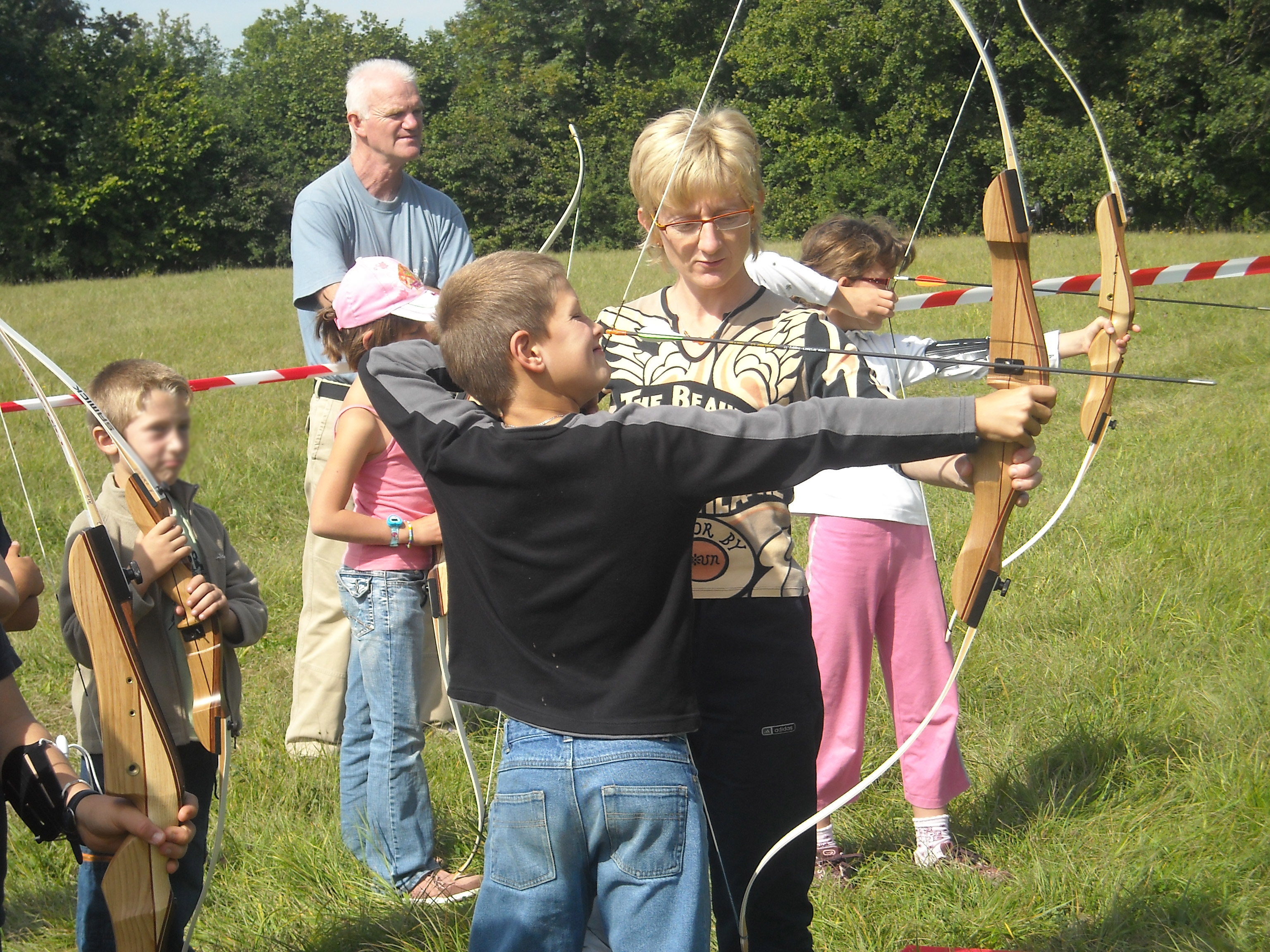 Un groupe d&#039;enfants en activité tir à l&#039;arc