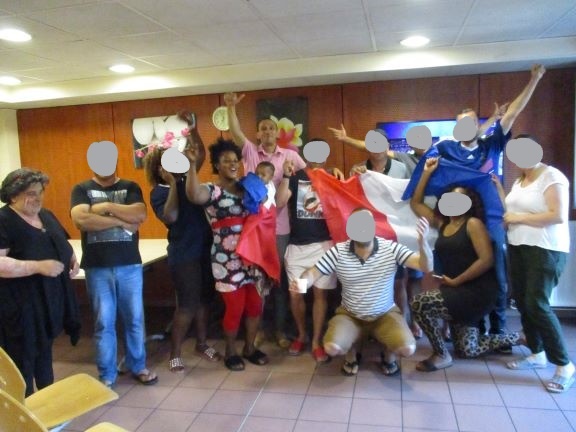 Groupe d’hébergés manifestant sa joie après la victoire de la France en coupe du monde de foot 2018